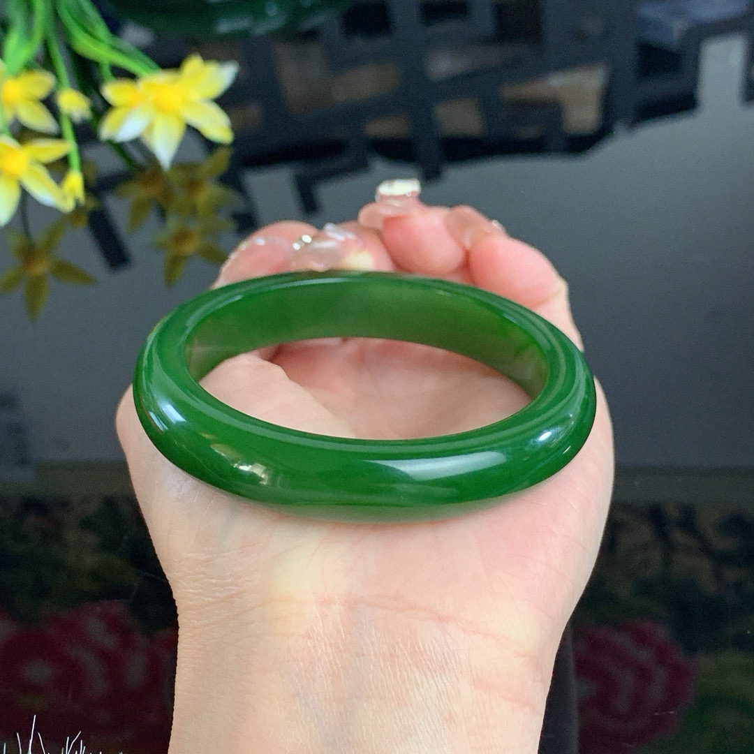 珍藏品，和田玉56圈口菠菜绿碧玉手镯！玉质细腻油润 底色纯净 无裂无杂 脂粉好，品质高。