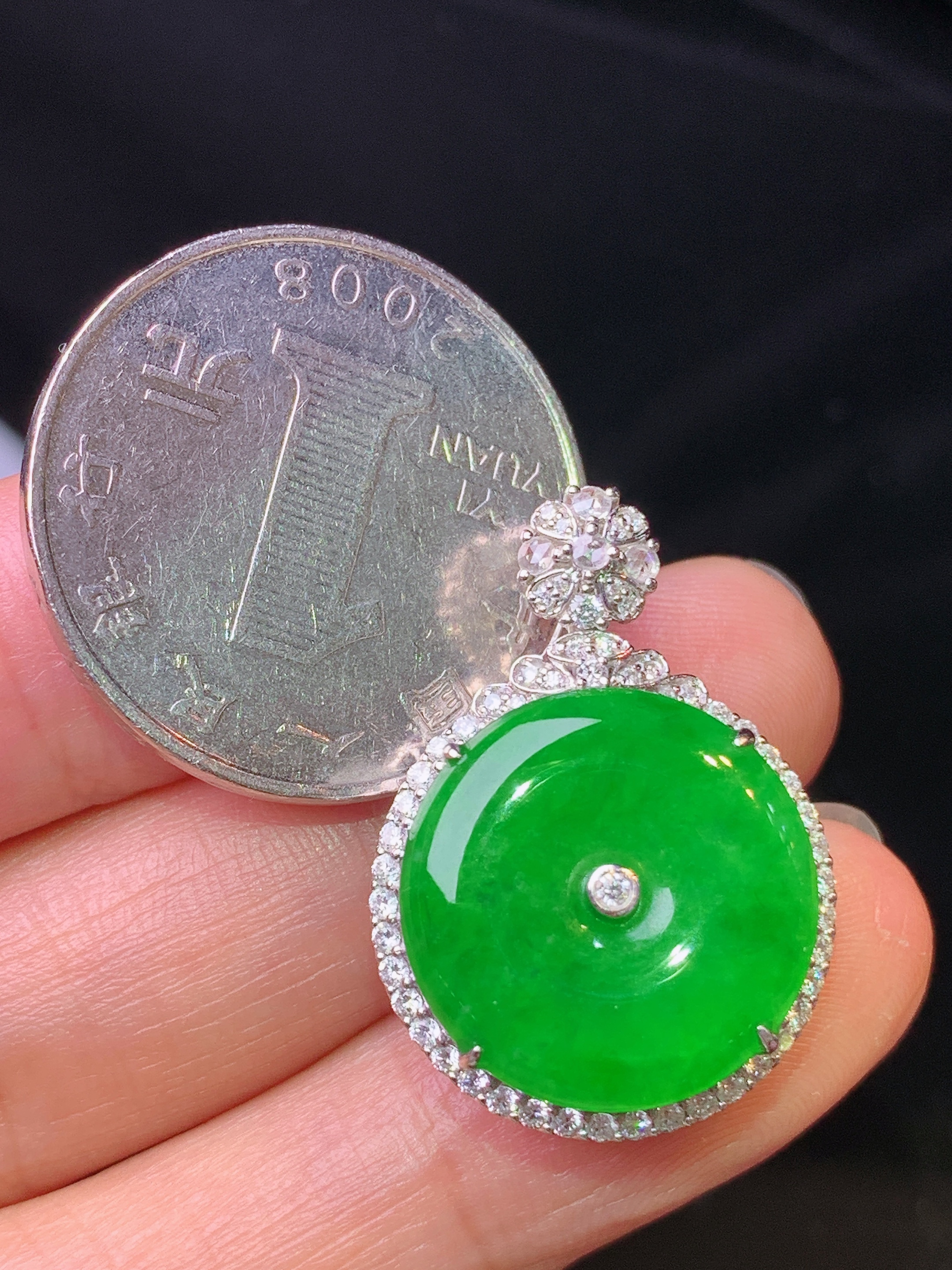 18k金钻镶嵌满绿平安扣吊坠 玉质细腻 色泽艳丽清新 水润亮眼 整体尺寸26.8*19*9.5g1