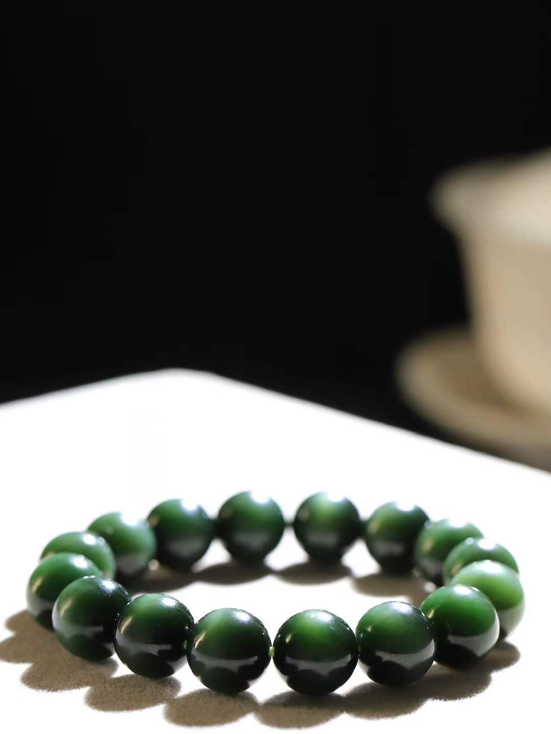 【珠圆玉润.手串】

精品和田玉碧玉猫眼珠圆玉润手串 玉质温润细腻  整串打磨圆润，佩戴舒适。珠珠落玉盘，间关莺语花底滑，一生美好时光，无论身在何处，都有它相伴相守。事事顺遂，幸福美满，吉祥如意。重45.5克 尺寸取一12mm  FDA-22101633