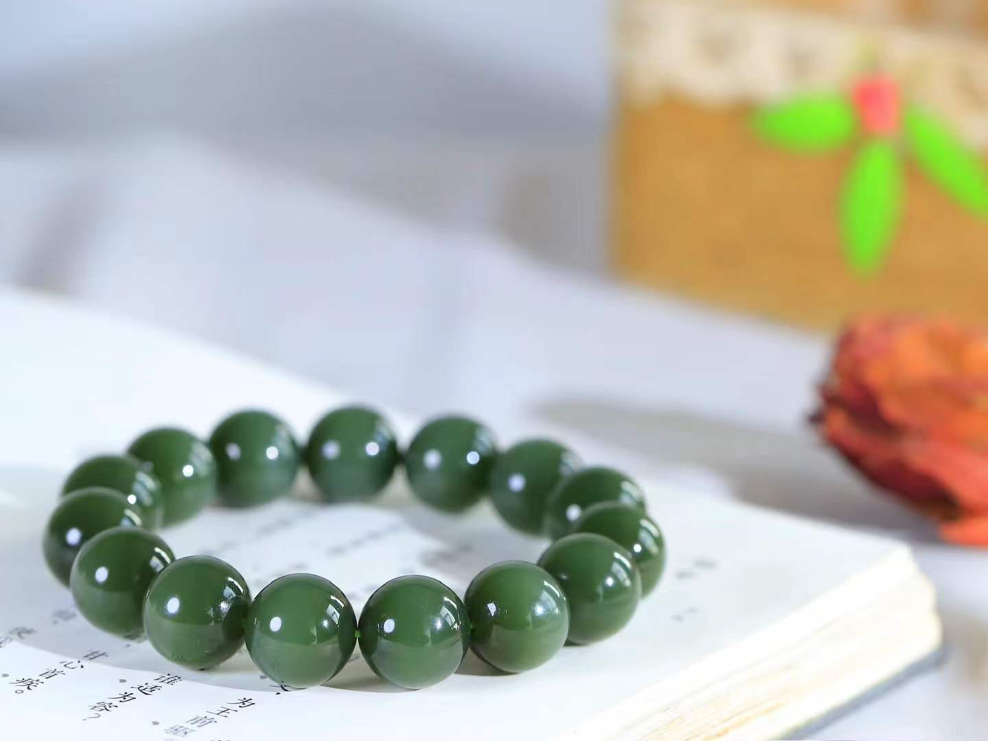 【珠圆玉润.手串】

精品️和田玉碧玉猫眼珠圆玉润手串 玉质温润细腻  整串打磨圆润，佩戴舒适。珠