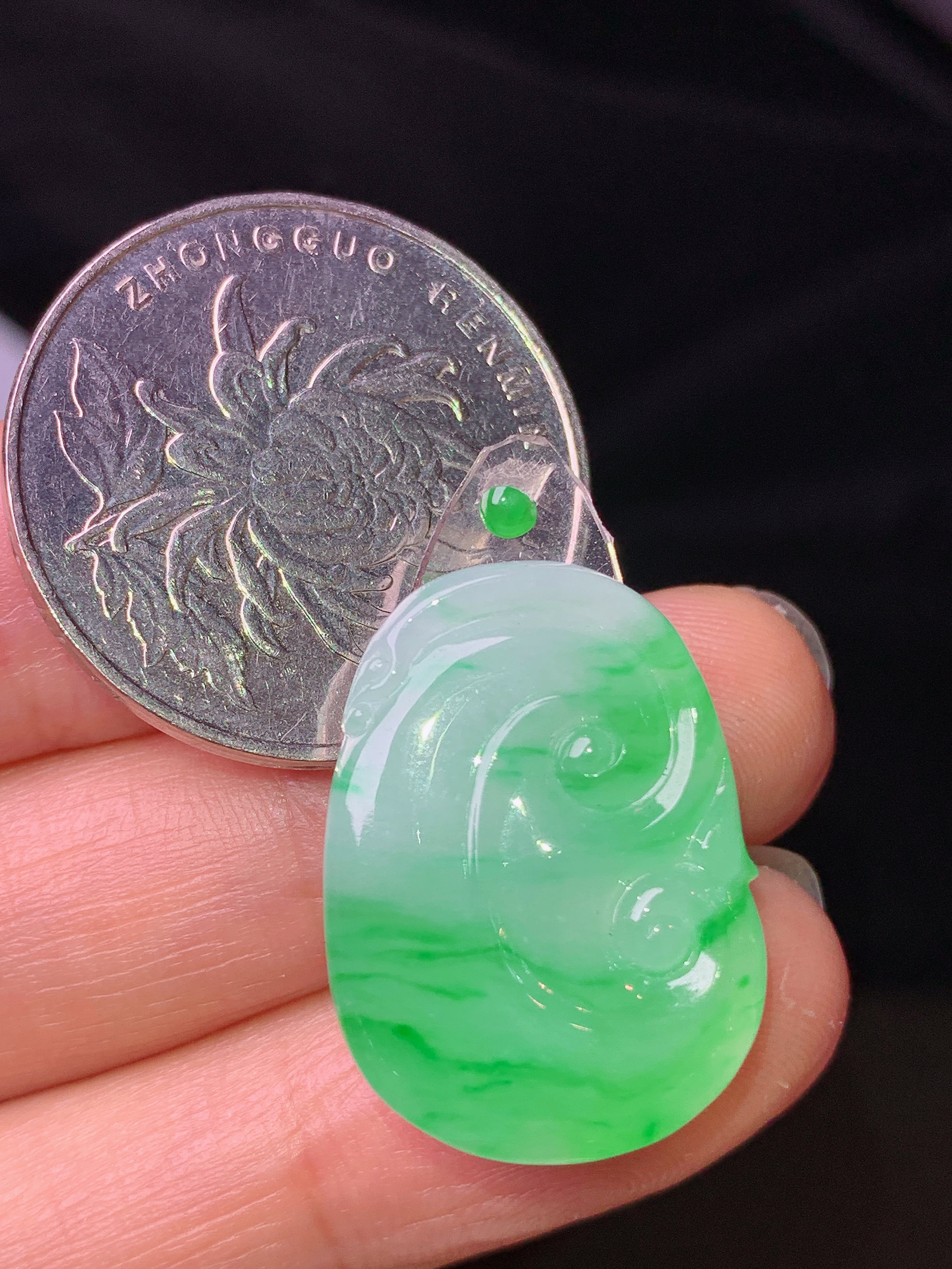 镶嵌款 翠绿如意吊坠 玉质细腻 色泽艳丽清新 水润亮眼 整体尺寸23.5*17.2*3.6*2x