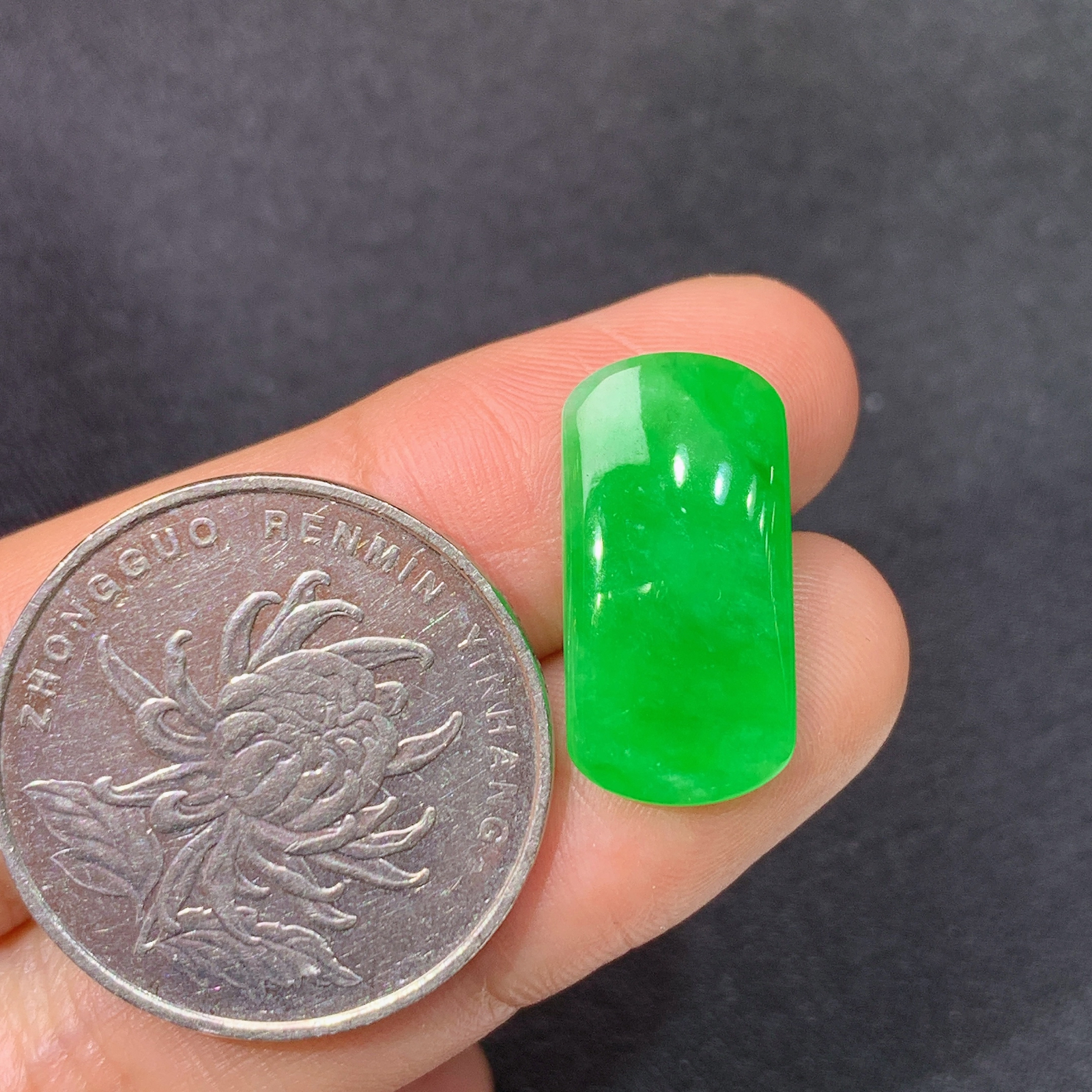 阳绿马鞍，镶嵌佳品，冰润色阳，玉质细腻，种水足，Hon 尺寸19.8*9.9*2.8