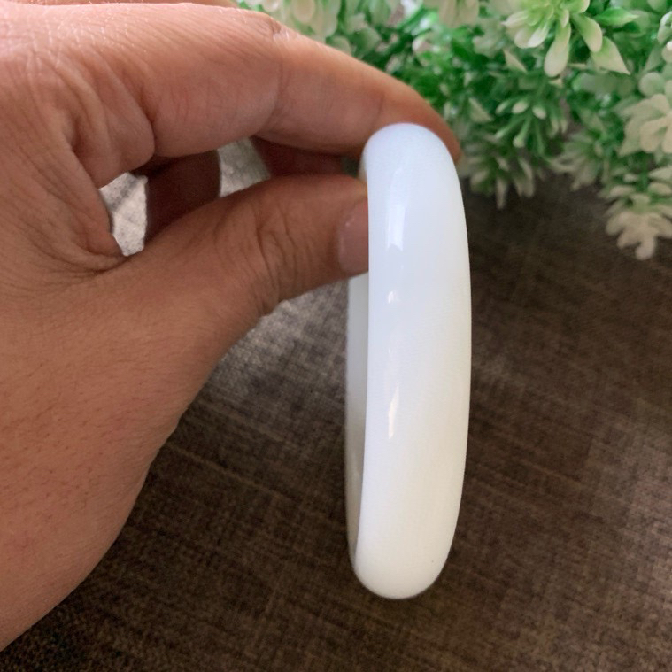 57.5圈口和田玉羊脂白手镯【挽间柔情】，精品荔枝冻冰白手镯，镯型古朴典雅。在诗情画意的雨巷相遇，你是我腕间的一抹风情，有你眸有深情.清风荡漾湖间静水，我愿俯身低眉，在烟波涟漪处寻你