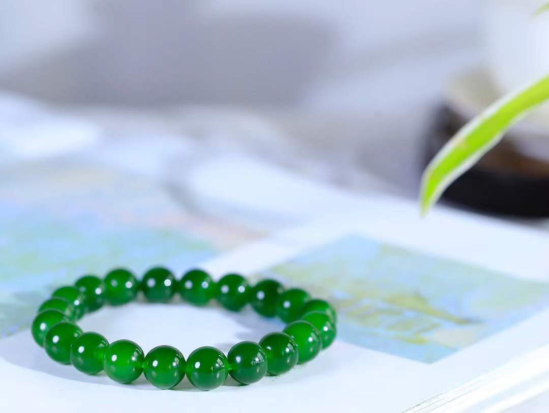 【珠圆玉润.手串】

精品️和田玉碧玉珠圆玉润手串 玉质温润细腻  整串打磨圆润，佩戴舒适。珠珠落