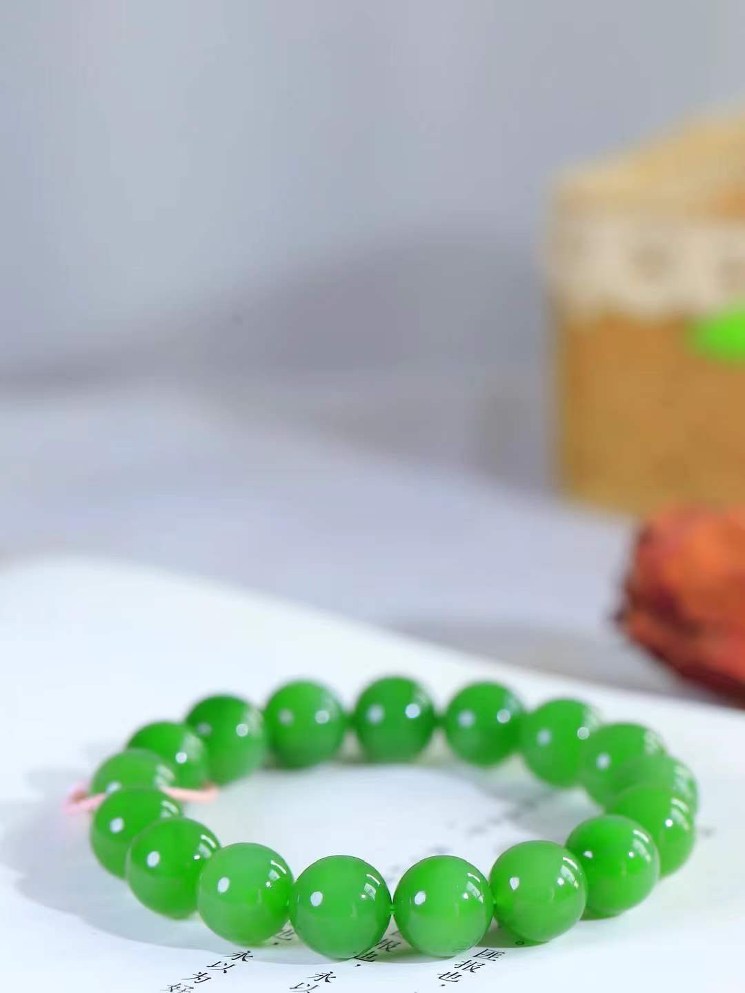 【珠圆玉润.手串】

精品和田玉碧玉珠圆玉润手串 玉质温润细腻  整串打磨圆润，佩戴舒适。珠珠落玉盘