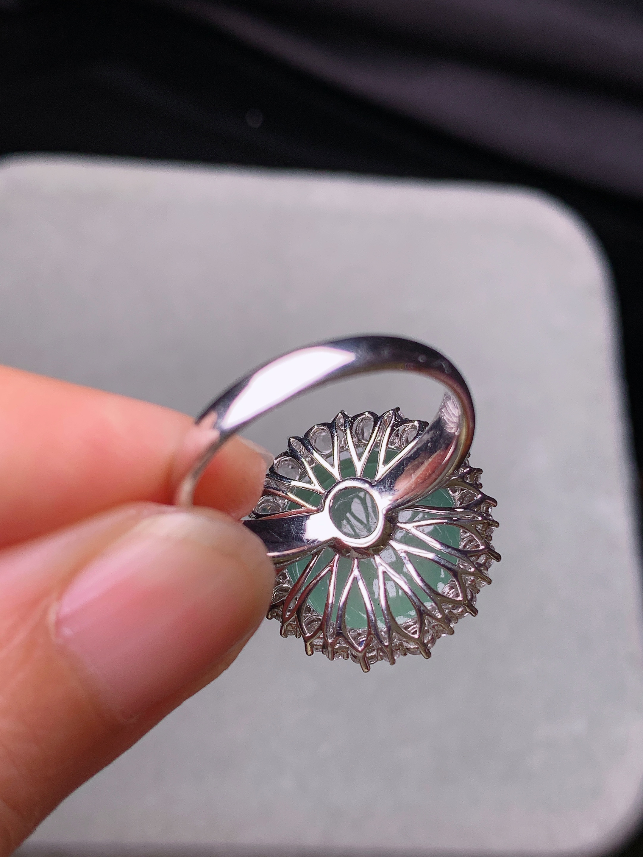 18k金钻镶嵌冰种晴绿蛋面戒指 玉质细腻 色泽艳丽清新 水润亮眼 圈口14 整体尺寸19.5*18*11.5t1