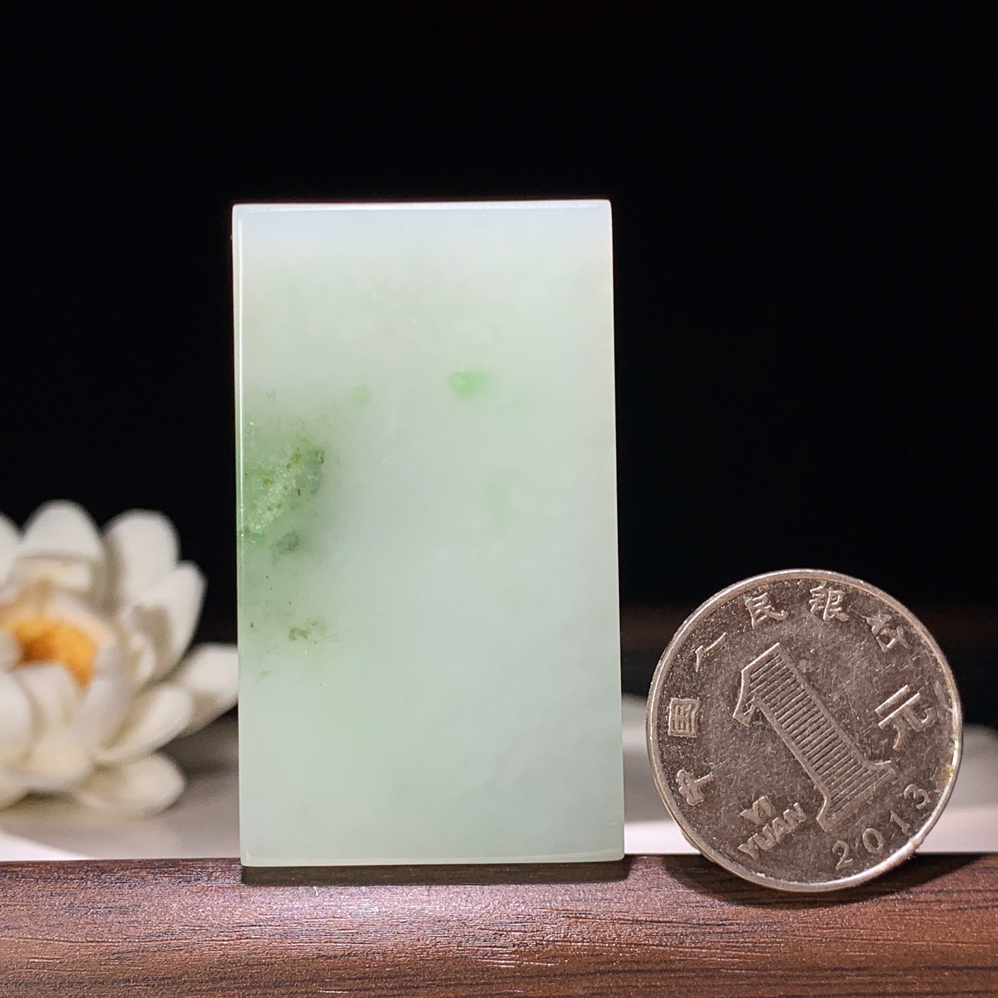 新疆和田玉翠青平安无事牌挂件 尺寸51/29/9重41.5克。玉质细腻油润。手推出油。佩戴高端典雅。lt260321