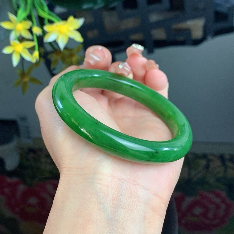 和田玉58.5圈口阳绿色碧玉手镯！玉质细腻油润 底色纯净 无裂无棉 脂粉好，品质高。