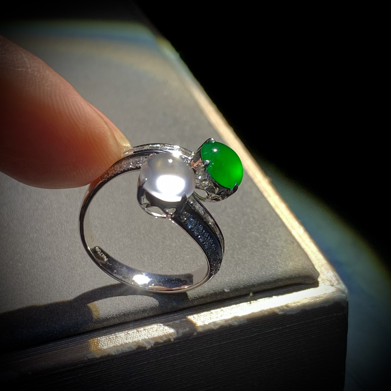 白绿蛋面双拼设计戒指，
白蛋裸石约7.3-6.6-4mm，
绿蛋裸石约6.8-6.5-3.2mm，
