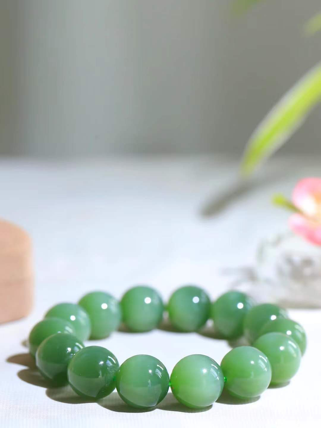 【珠圆玉润.手串】

精品️和田玉碧玉猫眼珠圆玉润手串 玉质温润细腻  整串打磨圆润，佩戴舒适。珠