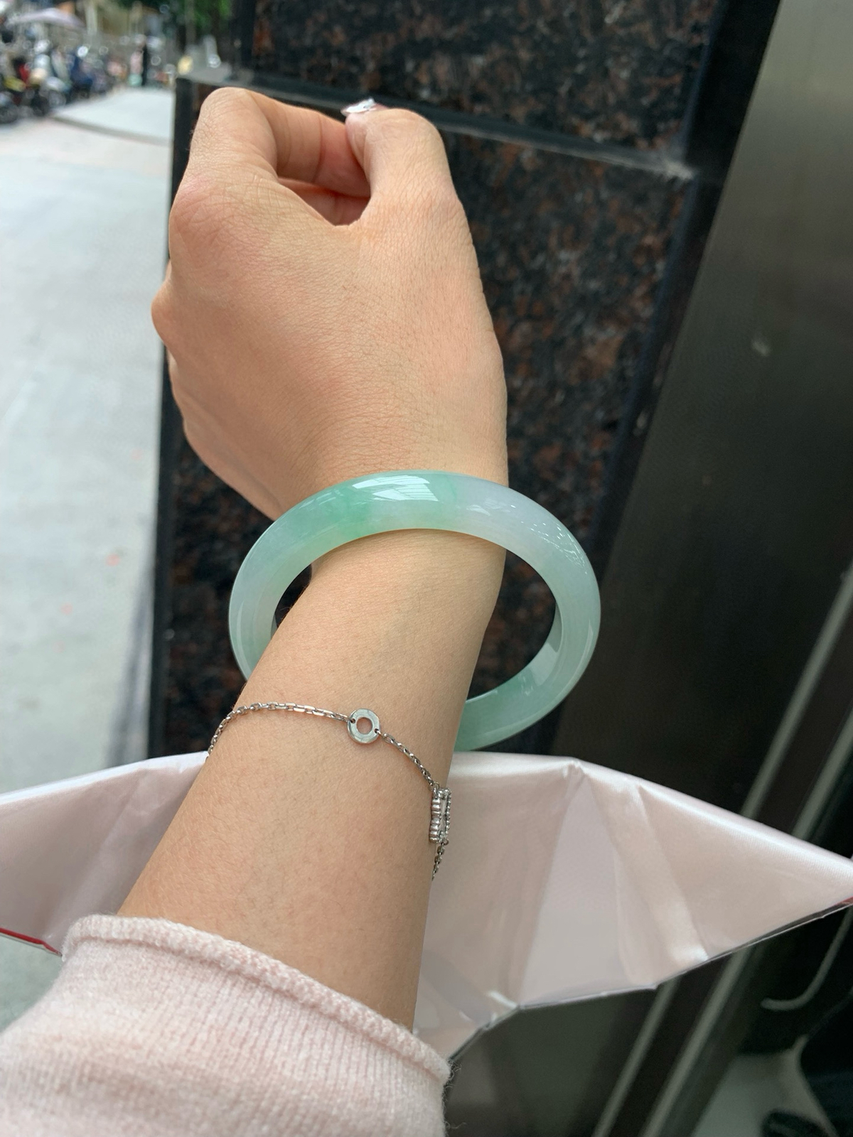 飘绿花正圈
57.1-11.1-8.4
完美，底妆冰润，满圈飘绿花点缀，简约却充满灵气，清新如芽，宛若自然的画卷凝结于腕间，静中带动，韵味悠长。