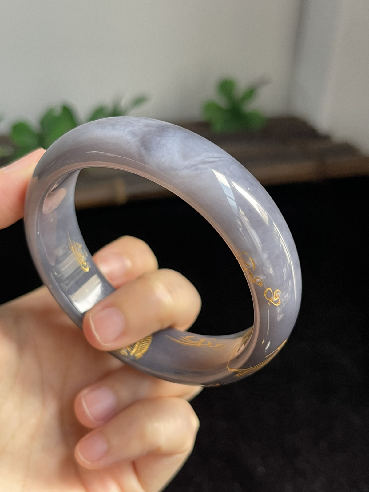 正圈55.5圈口，和田玉手镯，表面颜色为人工绘制