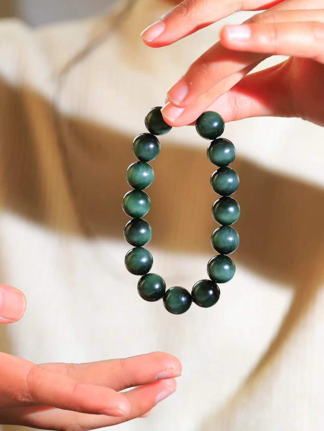 【珠圆玉润.手串】

精品和田玉碧玉猫眼珠圆玉润手串 玉质温润细腻  整串打磨圆润，佩戴舒适。珠珠