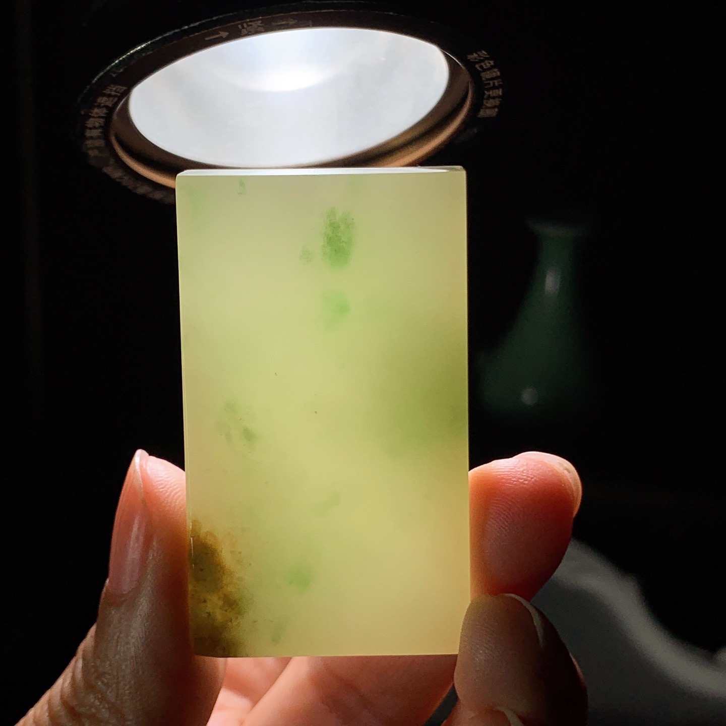 新疆和田玉翠青平安无事牌挂件 尺寸51/29/9重41.5克。玉质细腻油润。手推出油。佩戴高端典雅。lt260321