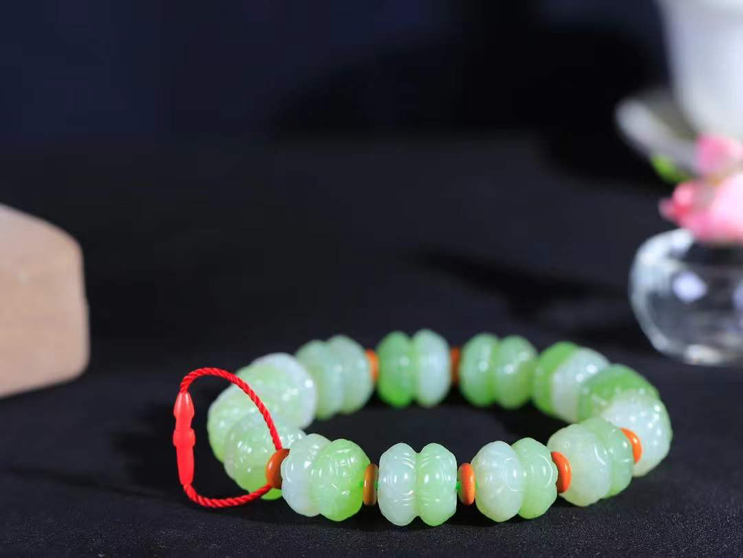 【莲花.手串】

精品和田玉翠青莲花手串，器形优雅，小巧精致，翠色浓郁，玉质细腻油润、手感上佳，颗颗精雕莲花，将荷花出淤泥而不染，濯清涟而不妖的气韵，刻画的淋漓尽致。尺寸取一14.7-15mm，重77.2克 FDA-36151920