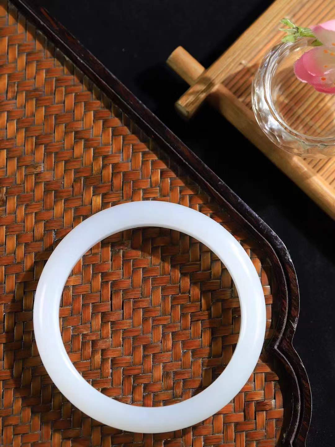 【婉约佳人.手镯】

精品️和田玉白玉手镯 玉质温润细腻 油性十足 手感舒适，高华雅逸，线条流畅，简约大气，美自天成，素雅高贵。佩戴于腕间，婉约之美，举手投足间透出那份低调奢华。重34克 内径54.5mm  尺寸9.4-7.6mm   FDA-78321933