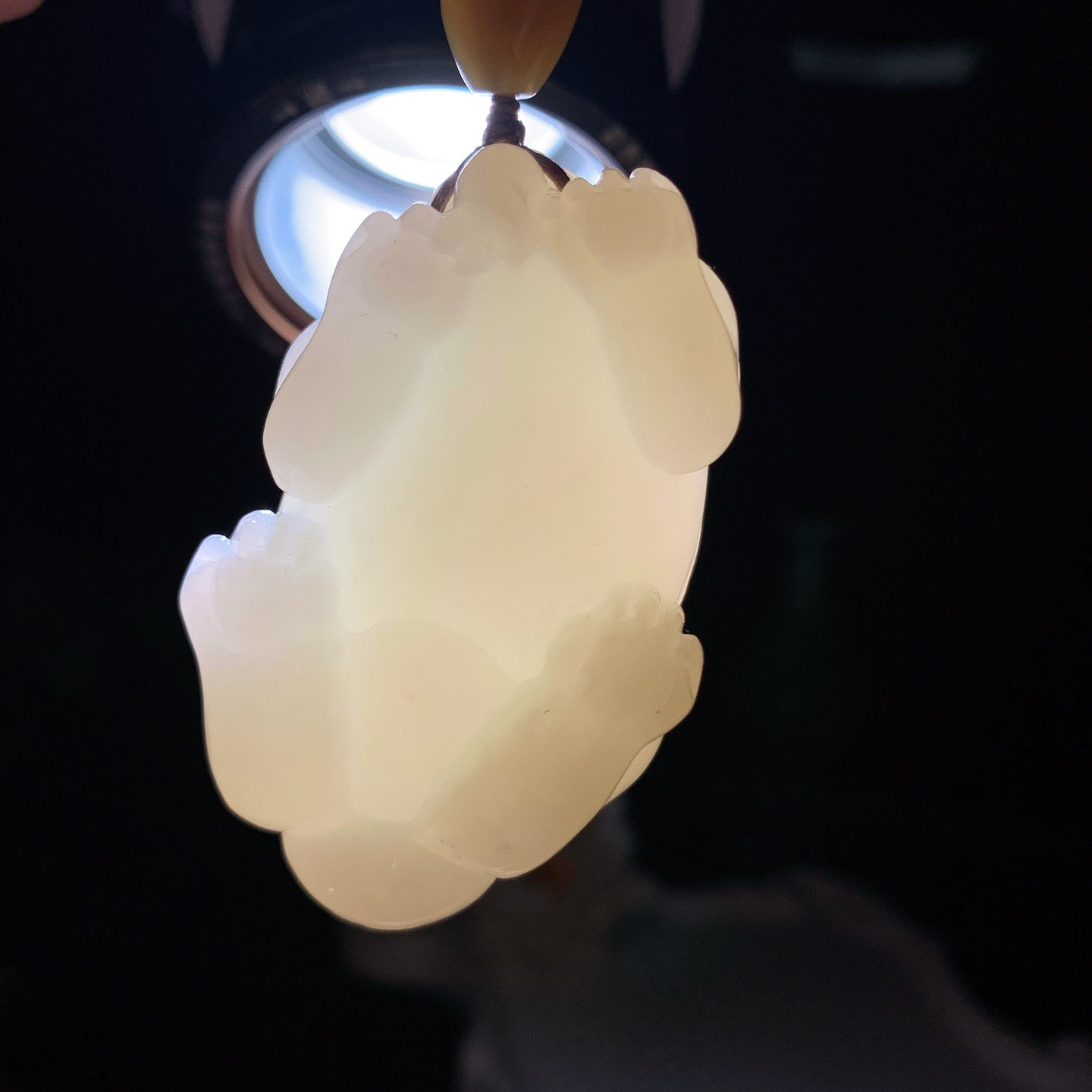 新疆和田玉且末糖羊脂白招财进宝貔貅挂件 尺寸55/35/24重77.8克。玉质细腻油润。手推出油。佩戴高端典雅。lt260321