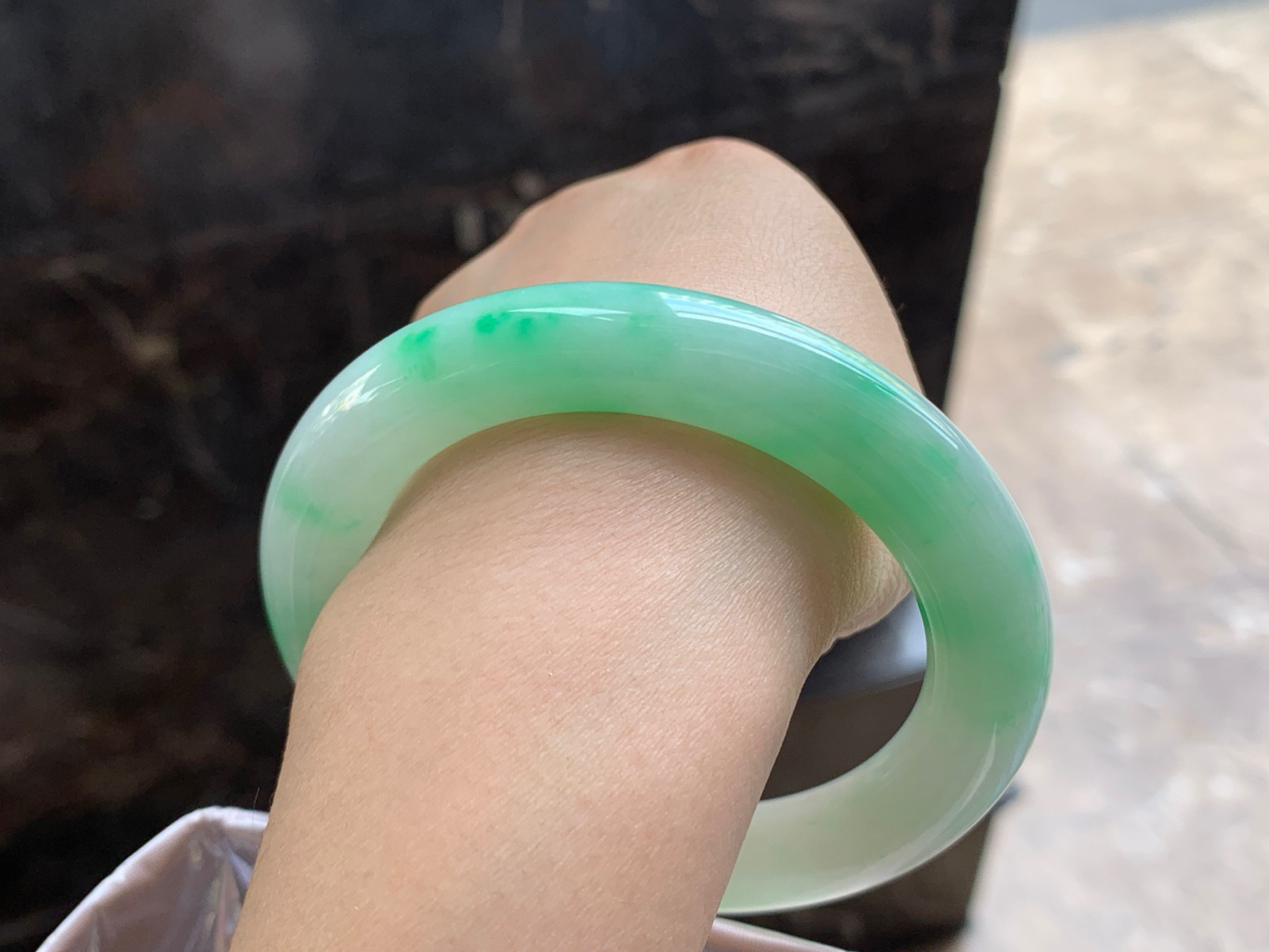 56.5-11.8

阳绿色圆条手镯^_^色阳 细腻