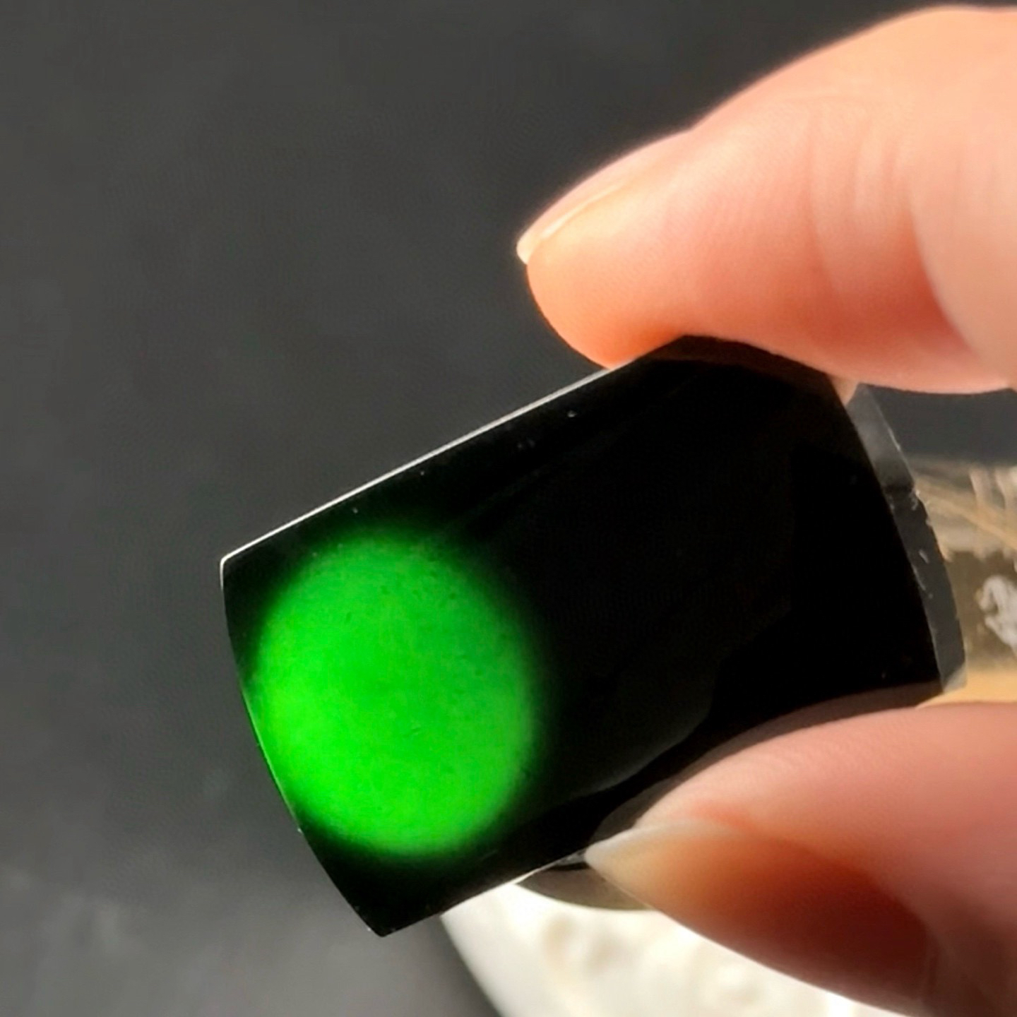 精品墨翠大马鞍裸石无事牌 种好色正 黑度极好 打灯通透 油性十足  尺寸28.4