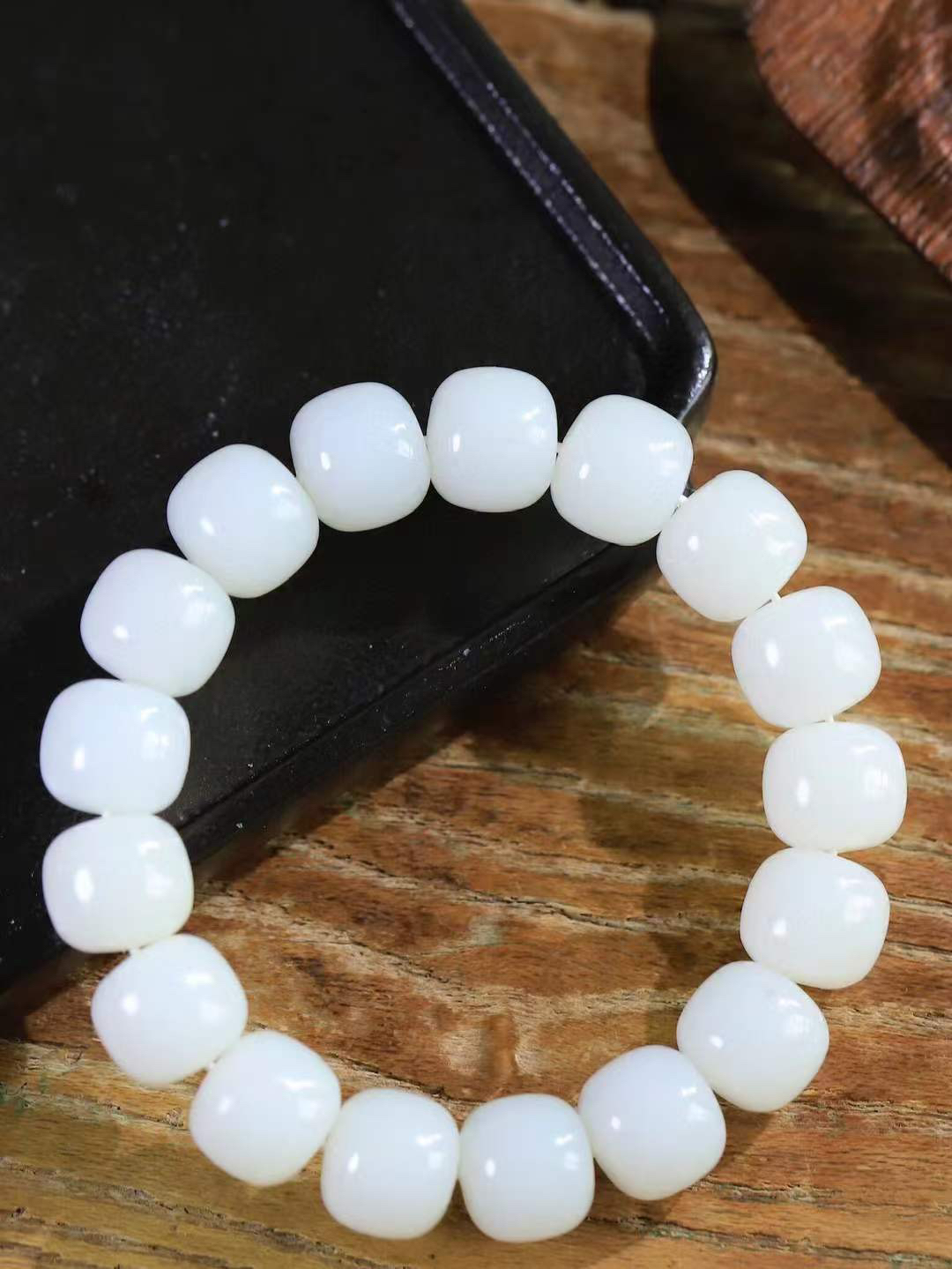 （老型珠.手串）

精品️和田玉白玉老型珠手串，也可做手持，玉质细腻油润 饱满光滑 质朴无华，悠远简单，人心境界远，百世修炼深，心灵常驻善意持，觉悟人生百世修。重74.5克    尺寸取一12.5-14mm    54301901L