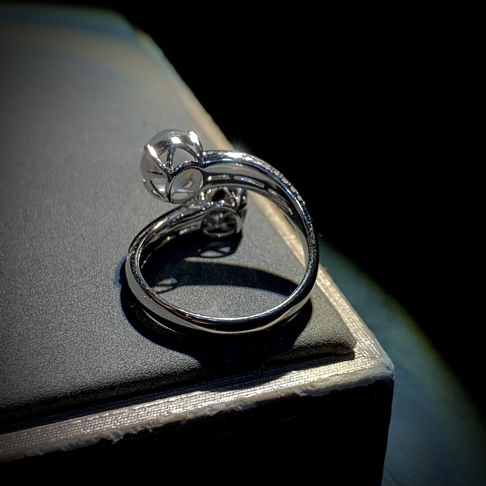 白绿蛋面双拼设计戒指，
白蛋裸石约7.3-6.6-4mm，
绿蛋裸石约6.8-6.5-3.2mm，
5.33g，13#，18K金，南非钻，