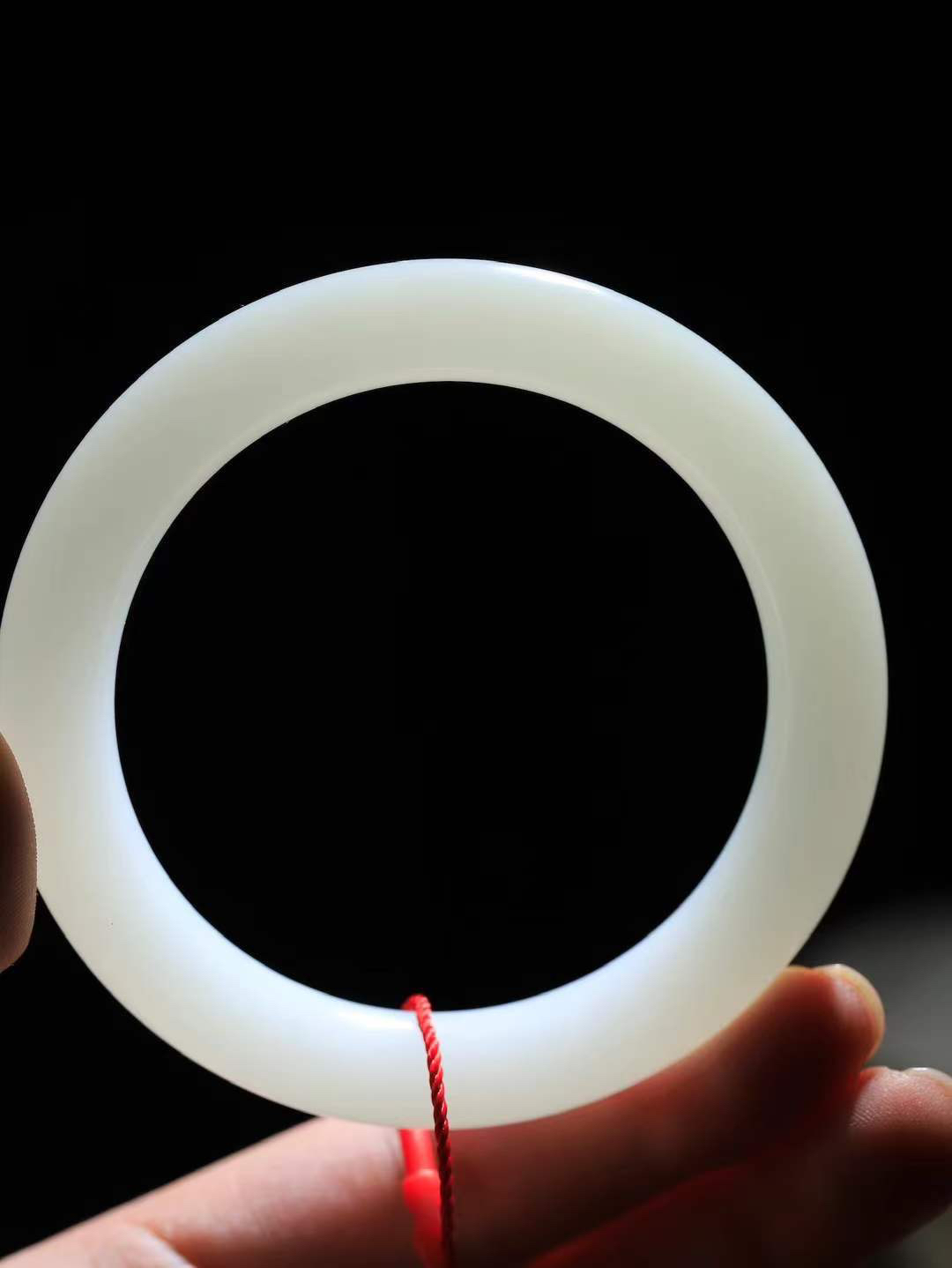 【玉佳人·手镯】

精品和田玉白玉圆条手镯 ，玉质细腻油润，做工细致精美，端庄素雅，亭亭玉立，芊芊素手。芊芊素手，怎能忘镯？秀美圆条，更显婀娜。内径59.5mm 尺寸10.9-10.9mm重60.2克69101960A