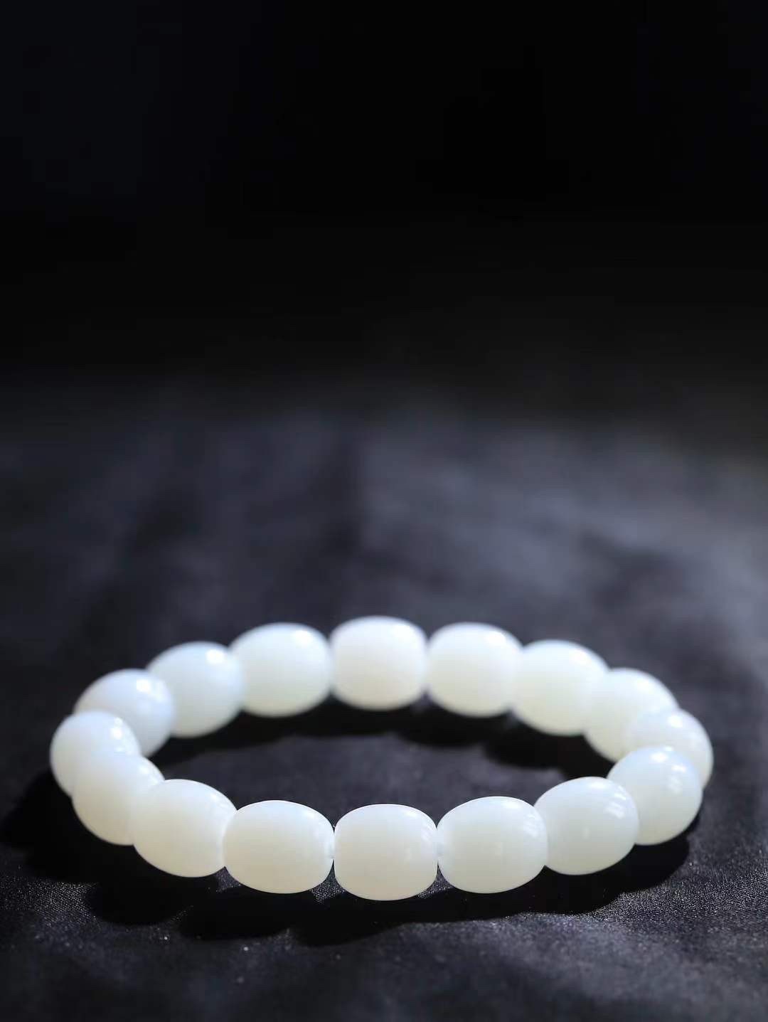 （路路通.手串）

新疆和田玉白玉手串 玉质细糯出油，成色均匀，品相好…
做工圆滑饱满大气。如清风拂袖，不经意间已是大美重50.3克   尺寸取一13.2-11.7mm   FDL-78351900