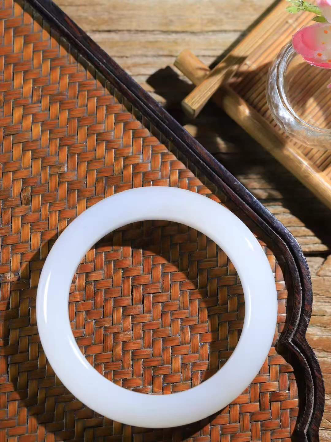 【婉约佳人.手镯】

精品和田玉白玉手镯 玉质温润细腻 油性十足 手感舒适，高华雅逸，线条流畅，简约大气，美自天成，素雅高贵。佩戴于腕间，婉约之美，举手投足间透出那份低调奢华。重67.5克 内径55mm  尺寸13-10.2mm   FDA-66151933