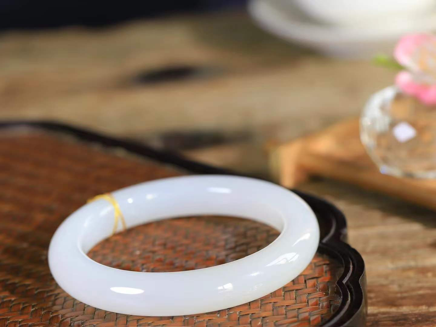 （温柔雅致.手镯）

精品️和田玉白玉手镯。镯型饱满，温润细腻，脂润沁香。️执一卷书，沏一盏