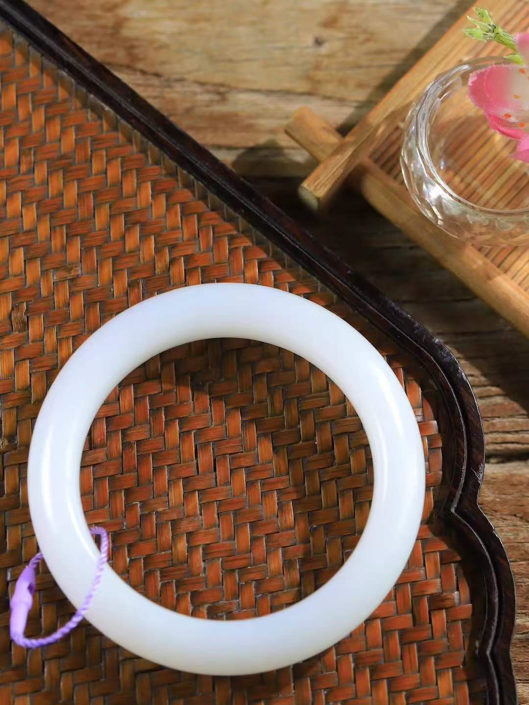 【花样年华·手镯】

收藏级臻品和田玉白玉手镯，质地油润细腻，色泽高贵典雅，镯型古朴典雅。在诗情画意的雨巷相遇，你是我腕间的一抹风情，有你眸有深情，清风荡漾湖间静水，我愿俯身低眉，在烟波涟漪处，寻你深情倩影。内径57mm尺寸13.7-10.2mm 重69.3克。fDL-36301988