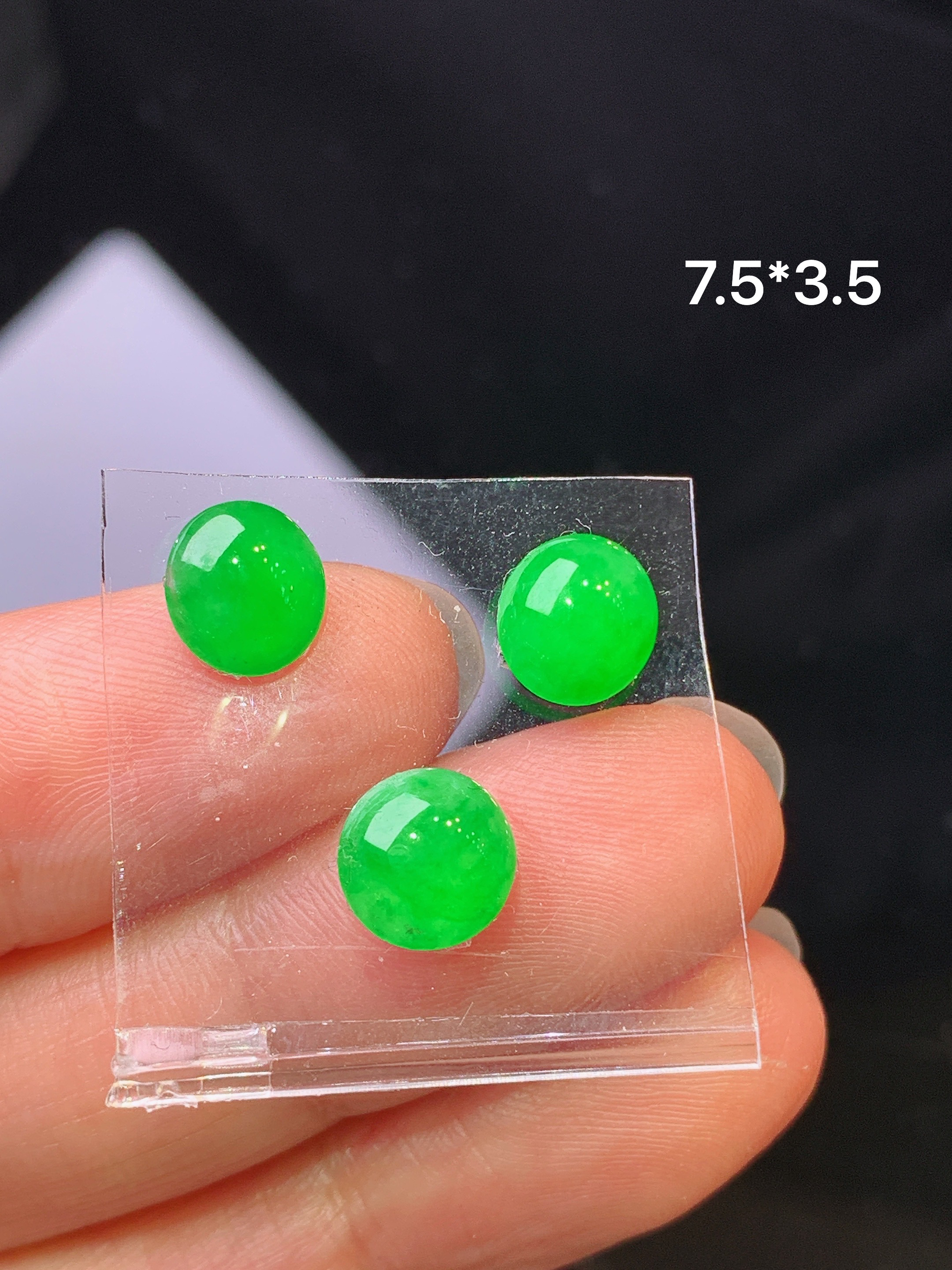 镶嵌款 翠绿蛋面一手 玉质细腻 色泽艳丽清新 水润亮眼 整体尺寸7.5*3.5j3