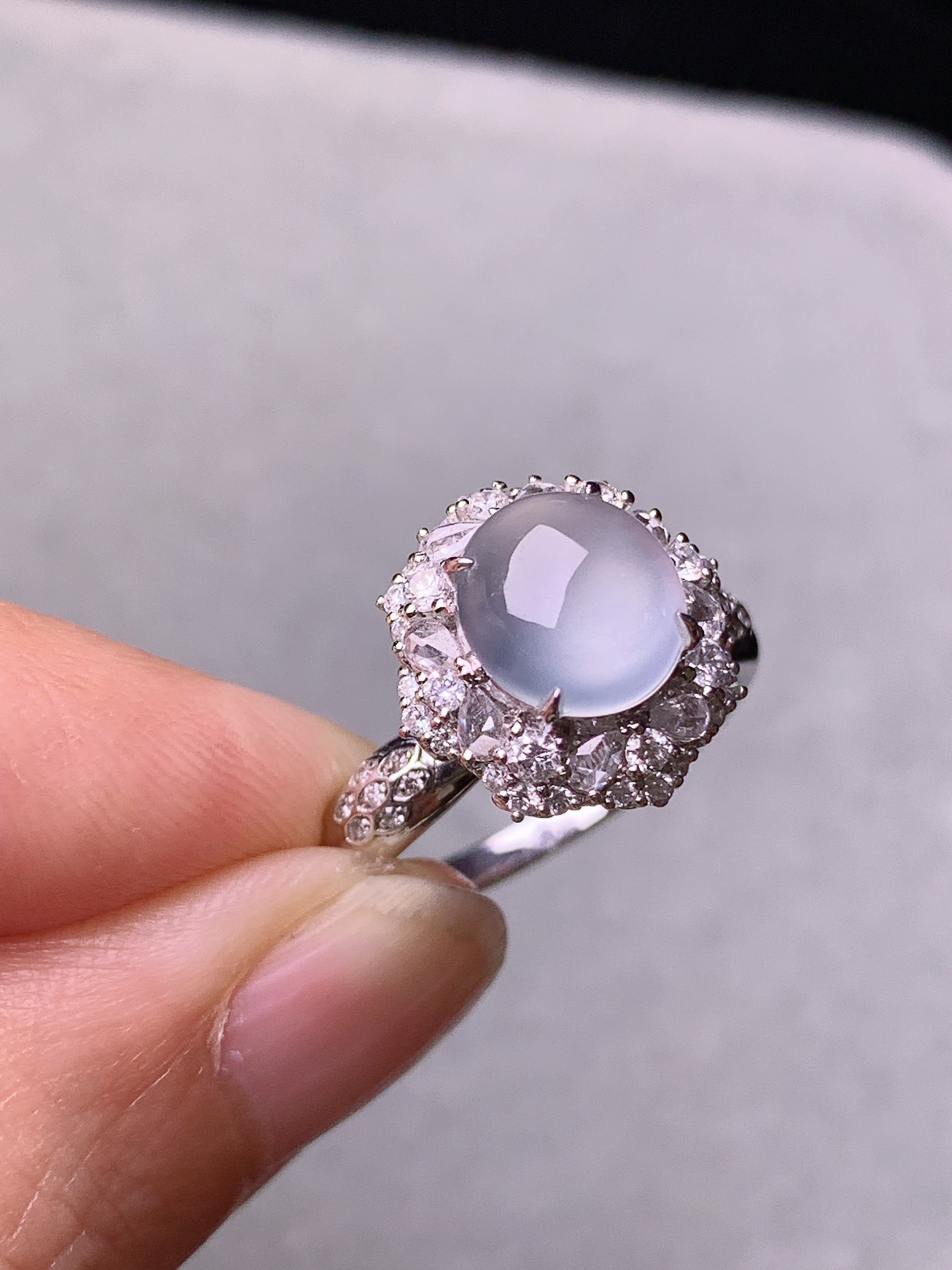 18k金钻镶嵌冰种蛋面戒指 玉质细腻 色泽艳丽清新 水润亮眼 圈口13.5 整体尺寸13.2*13*