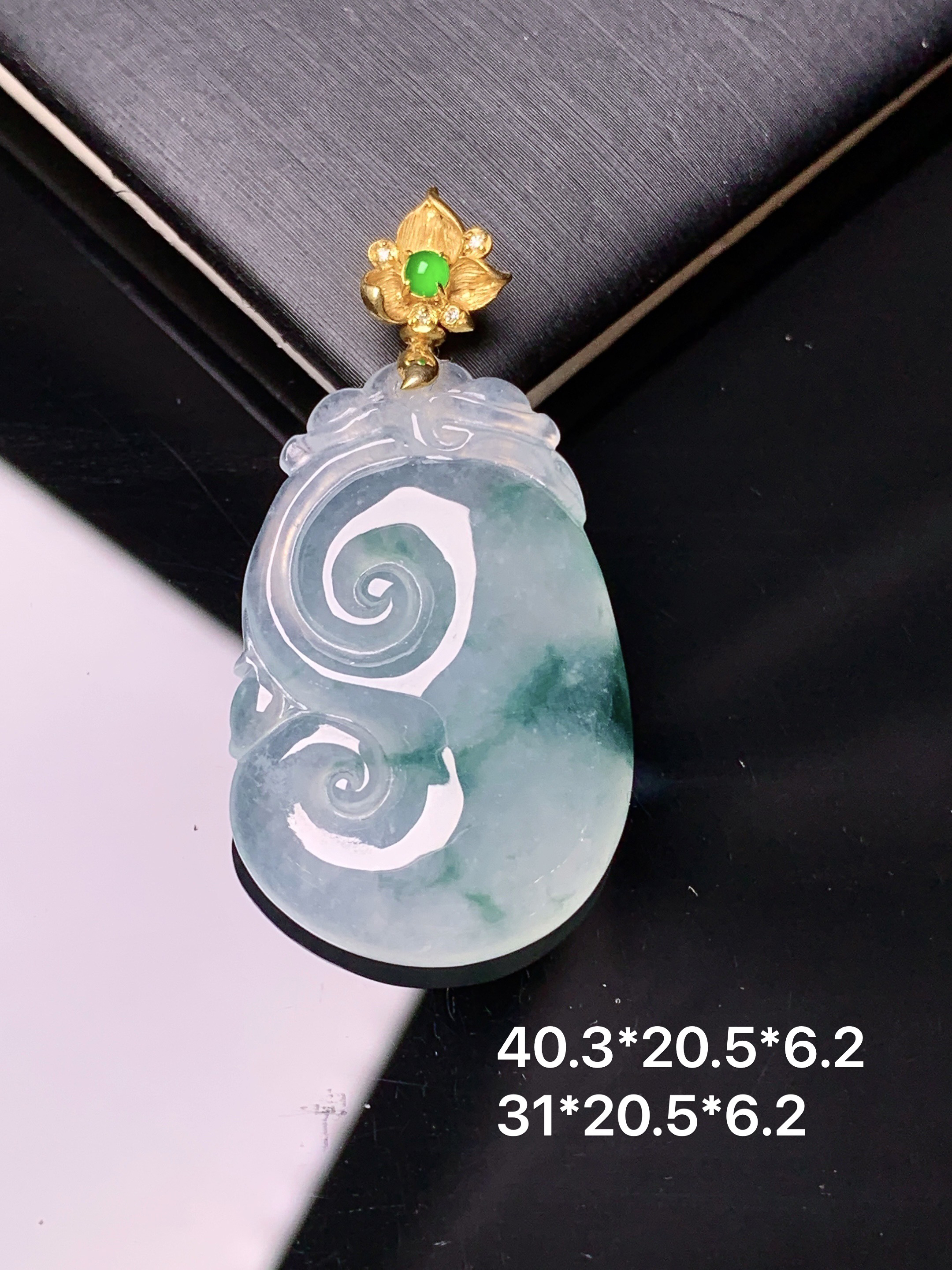 18k金钻镶嵌冰种飘绿如意吊坠 玉质细腻 色泽艳丽清新 水润亮眼 整体尺寸40.3*20.5*6.2*2x