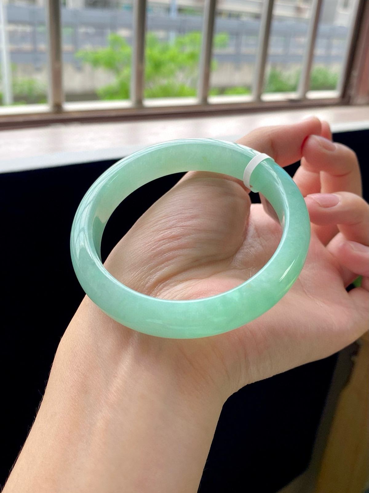 苹果绿洒金正圈
尺寸：59-12.8-8