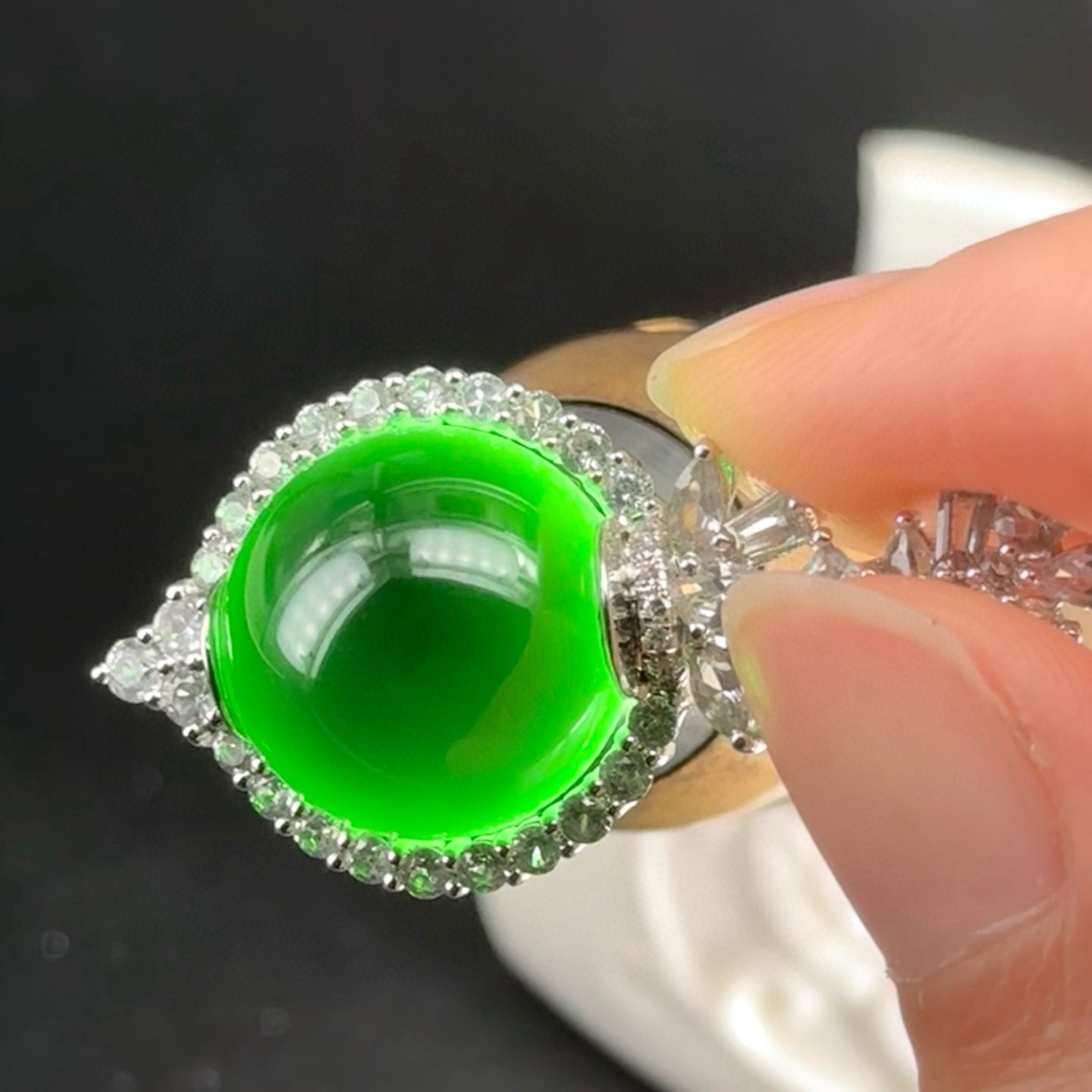 18k墨翠珠子吊坠 种好色正 打灯通透