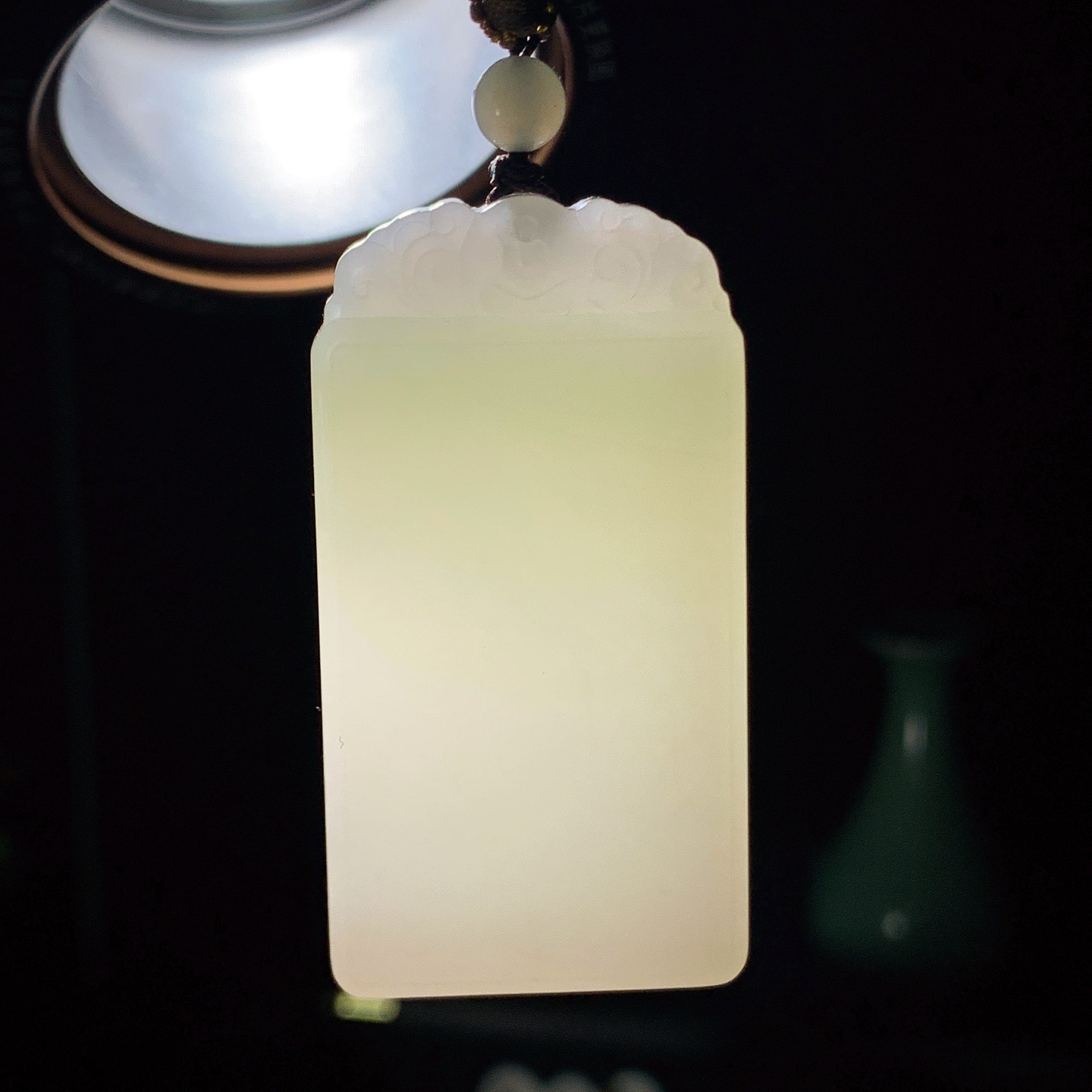 和田玉青海翠翠青平安无事牌挂件 尺寸64/28/11重48克。玉质细腻油润。手推出油。佩戴高端典雅。lt260321