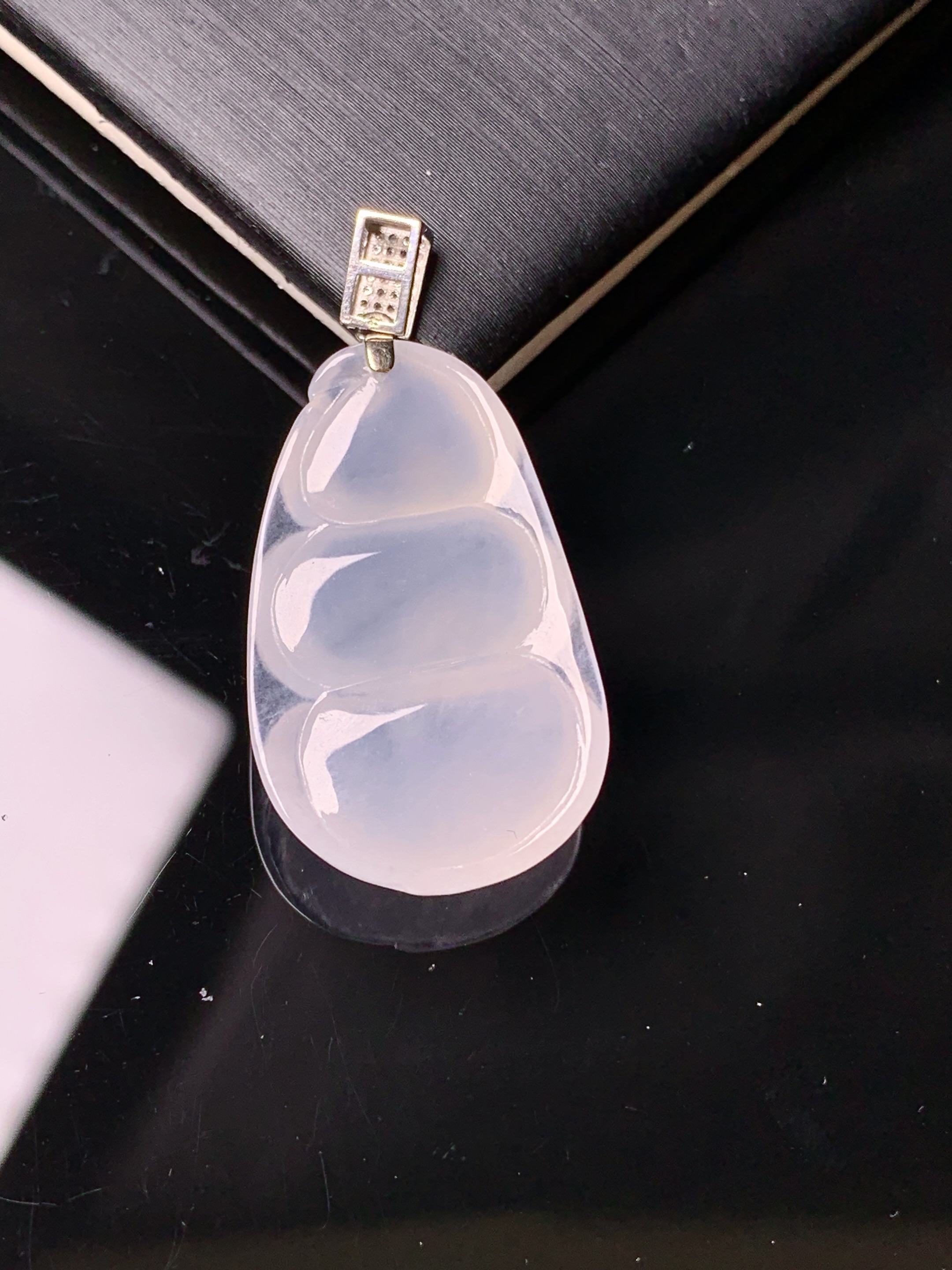 18k金钻镶嵌冰种四季豆吊坠 玉质细腻 色泽艳丽清新 水润亮眼 整体尺寸34.3*17*6*2x