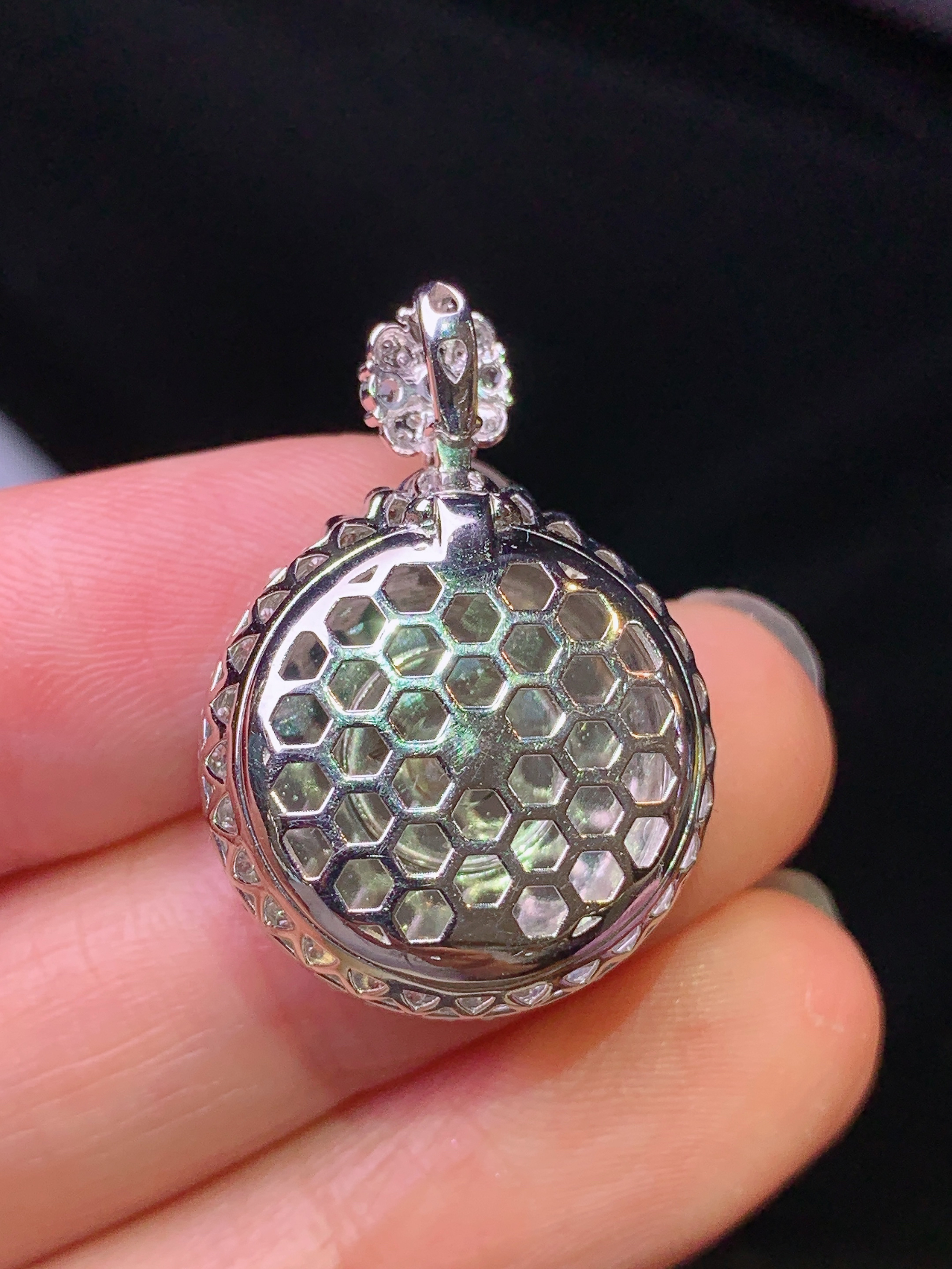 18k金钻镶嵌满绿平安扣吊坠 玉质细腻 色泽艳丽清新 水润亮眼 整体尺寸26.8*19*9.5g1