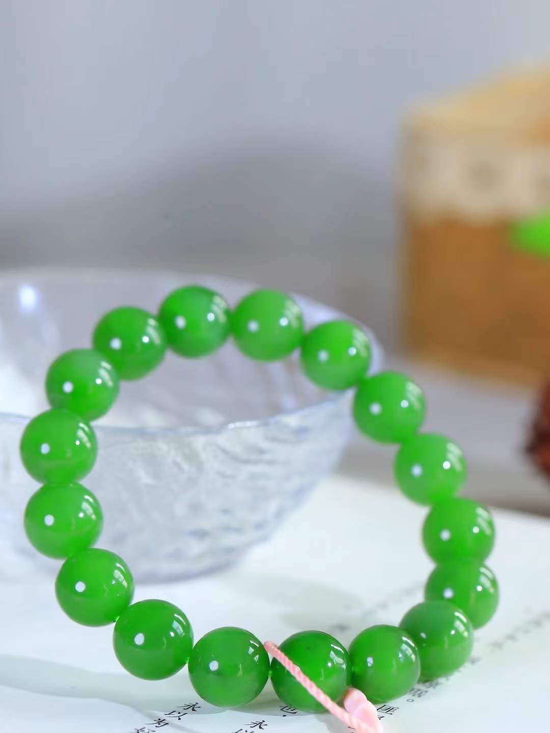 【珠圆玉润.手串】

精品和田玉碧玉珠圆玉润手串 玉质温润细腻  整串打磨圆润，佩戴舒适。珠珠落玉盘，间关莺语花底滑，一生美好时光，无论身在何处，都有它相伴相守。事事顺遂，幸福美满，吉祥如意。重48.6克 尺寸取一12.2mm FDL-16301900