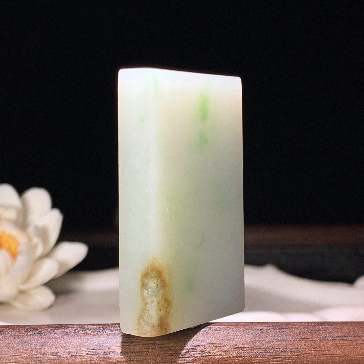 新疆和田玉翠青平安无事牌挂件 尺寸51/29/9重41.5克。玉质细腻油润。手推出油。佩戴高端典雅。lt260321