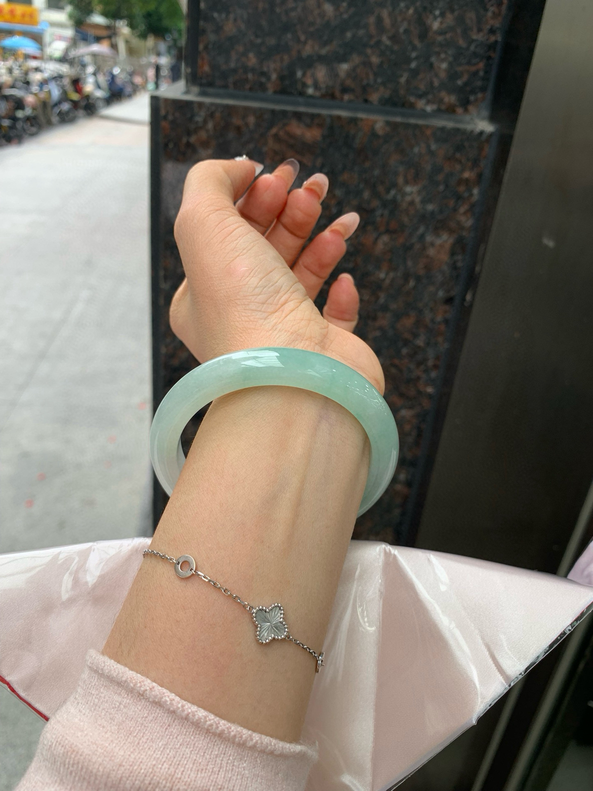 飘绿花正圈
57.1-11.1-8.4
完美，底妆冰润，满圈飘绿花点缀，简约却充满灵气，清新如芽，宛若自然的画卷凝结于腕间，静中带动，韵味悠长。