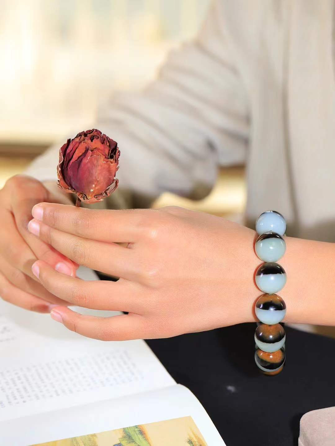 【珠圆玉润.手串】

精品和田玉三色珠圆玉润手串 玉质温润细腻  整串打磨圆润，佩戴舒适。珠珠落玉