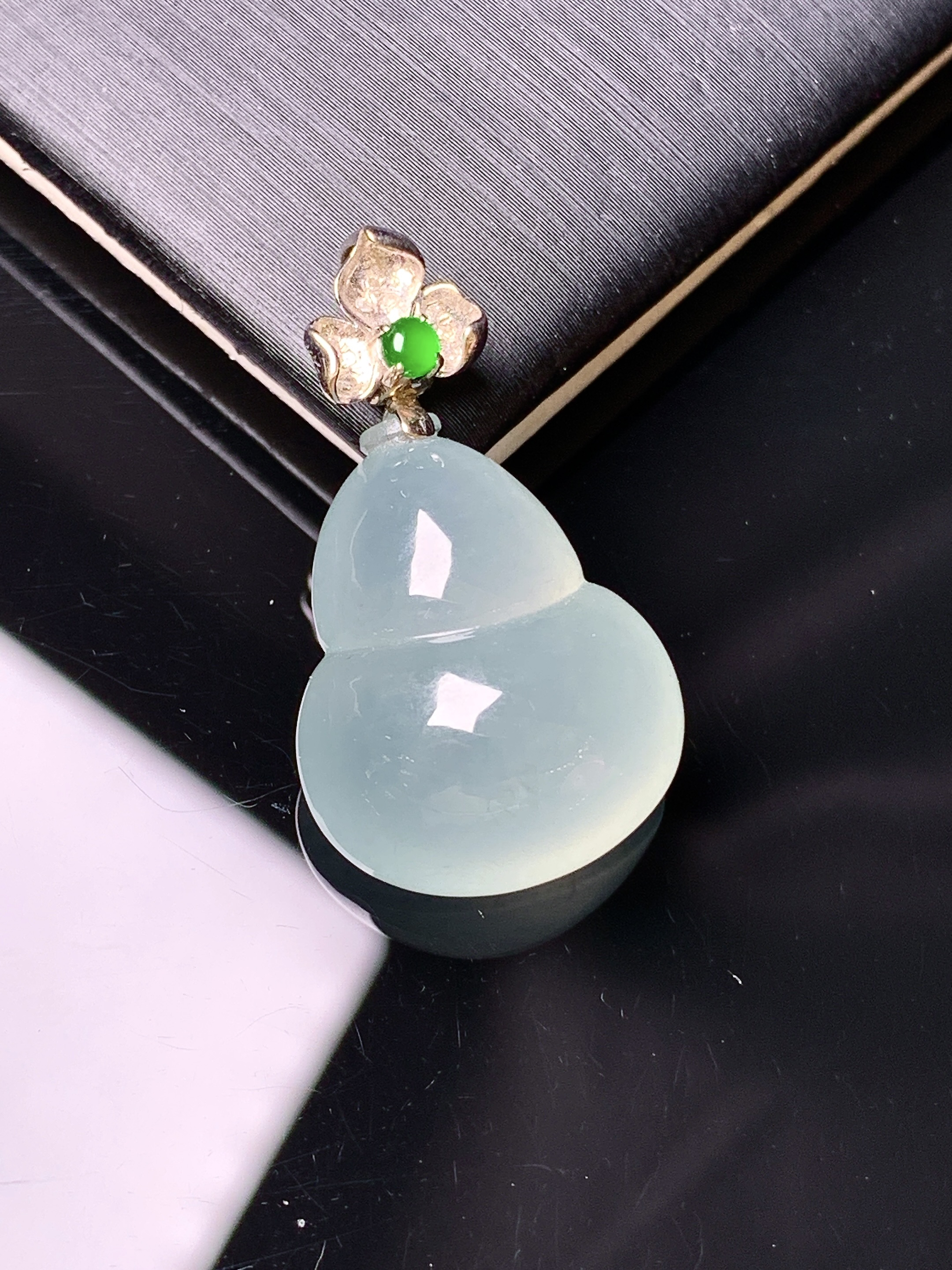 18k金钻镶嵌冰种葫芦吊坠 玉质细腻 色泽艳丽清新 水润亮眼 整体尺寸28.3*16.5*10.3*2x