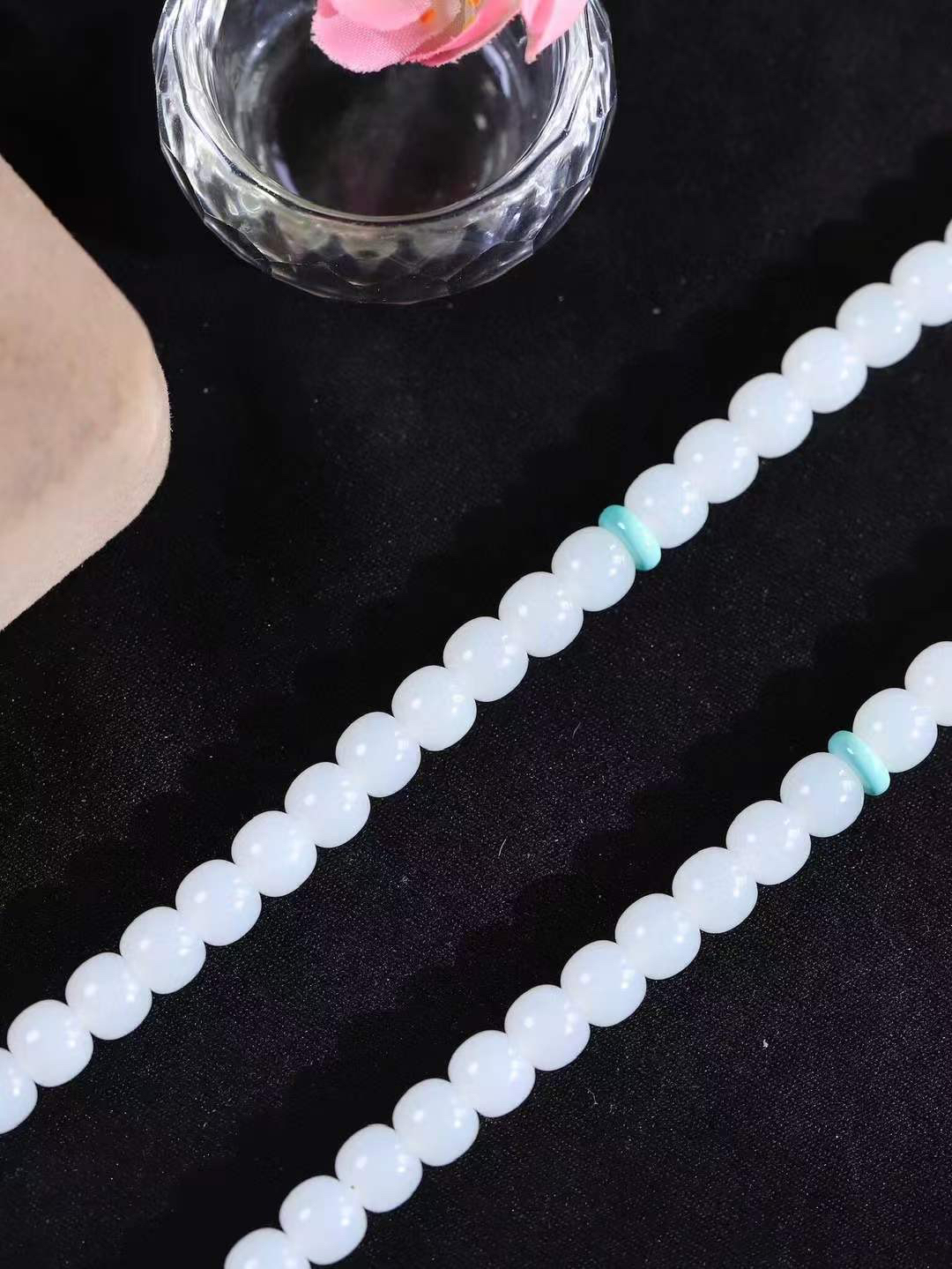 【链.108】

精品和田玉白玉老型珠108挂链 玉质温润细腻 油性十足 佩戴舒适。珠珠落玉盘，间关莺语花底滑，一生美好时光，无论身在何处，都有它相伴相守。事事顺遂，幸福美满，吉祥如意。重59.6克 尺寸取一6.1-6.8mm FDA-78351992