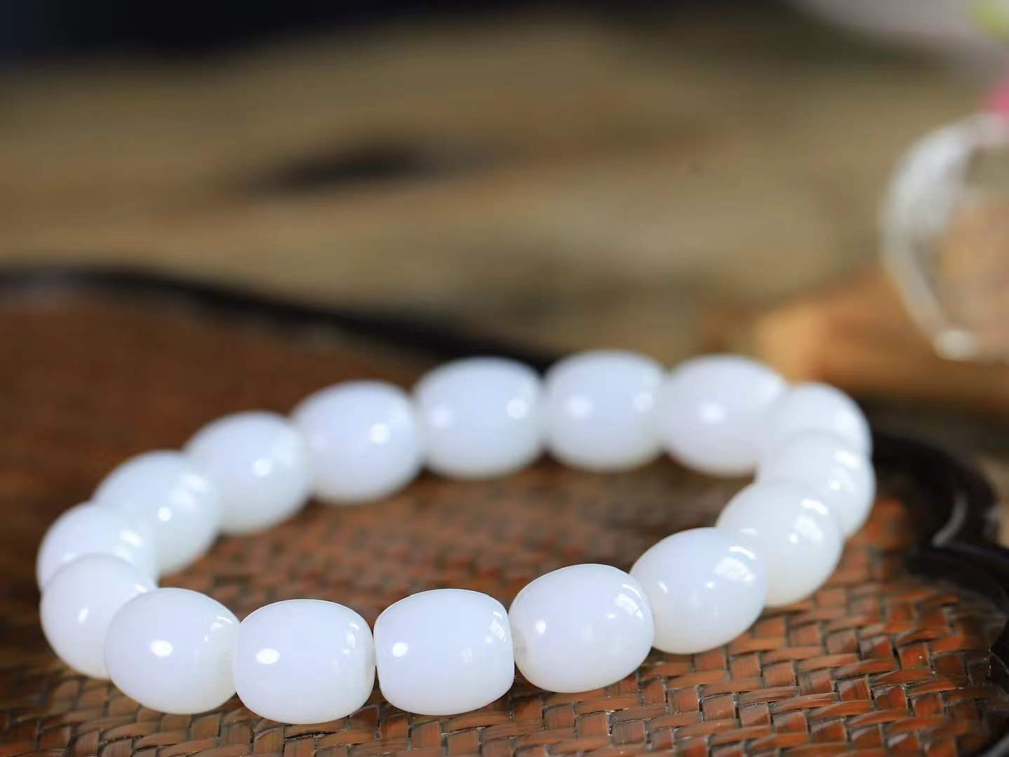 （路路通.手串）

新疆和田玉白玉手串 玉质细糯出油，成色均匀，品相好…
做工圆滑饱满大气。如清