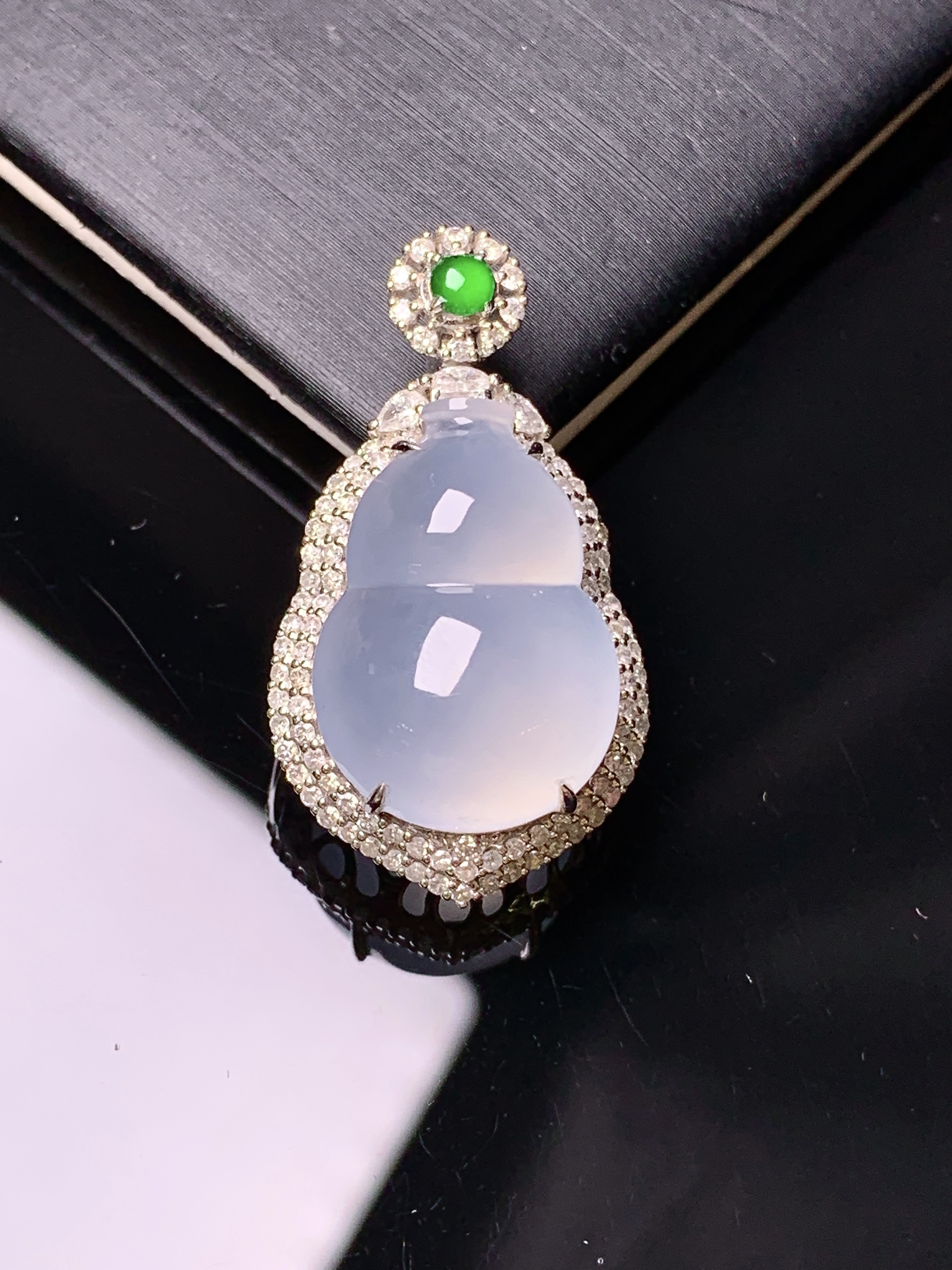 18k金钻镶嵌冰种葫芦吊坠 玉质细腻 色泽艳丽清新 水润亮眼 整体尺寸31.2*17.3*12.3t1