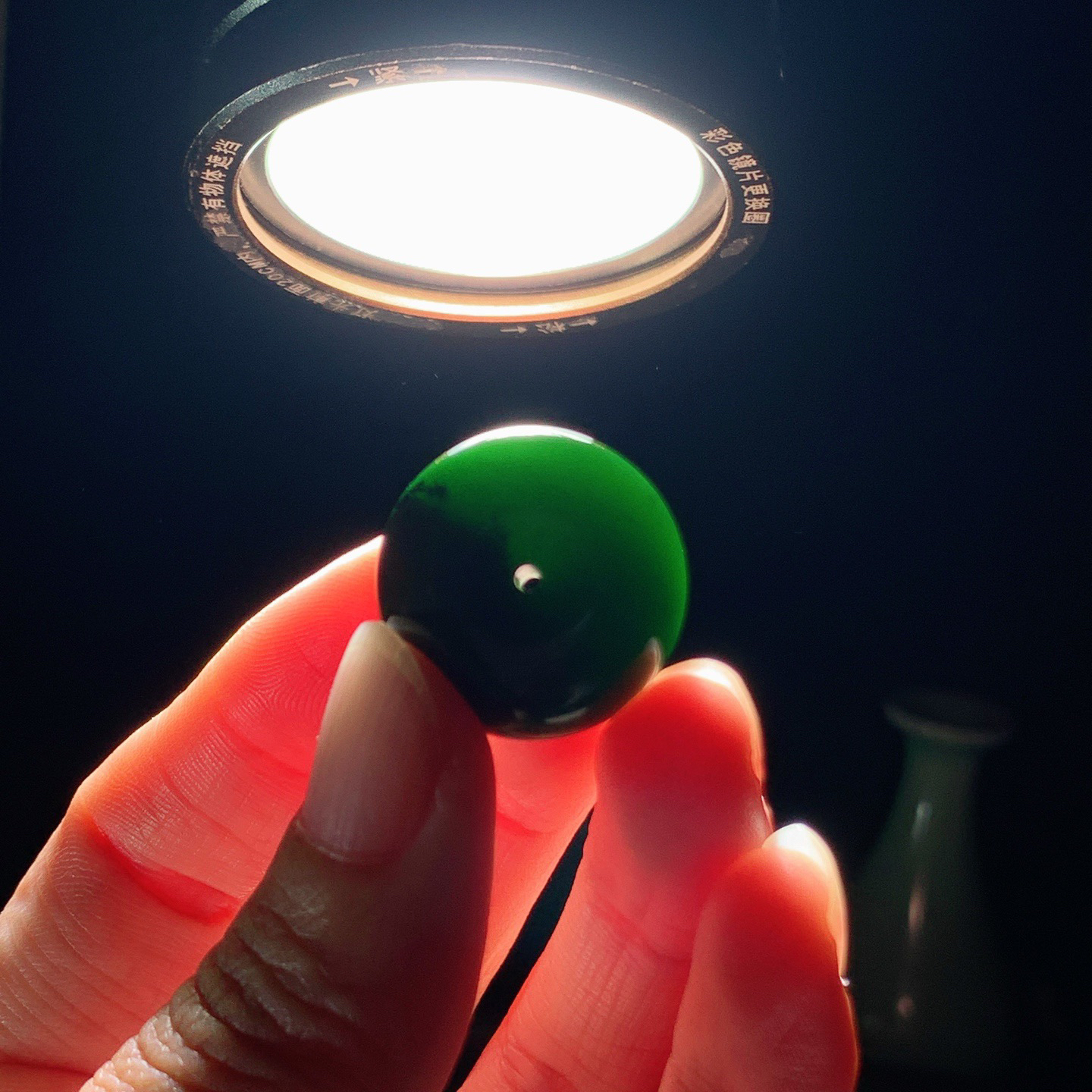 和田玉七号矿红皮料菠菜绿俄罗斯碧玉平安扣挂件。尺寸22/12重11克 玉质细腻油润。手推出油。品相大气 lt260321