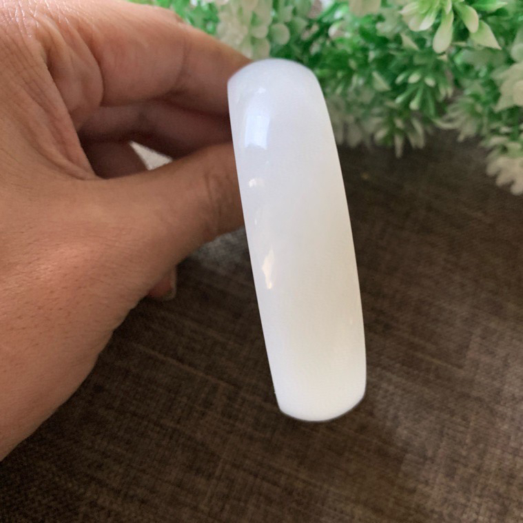 土豪款，59圈口和田玉羊脂白宽版手镯【挽间柔情】，精品荔枝冻冰白手镯，镯型古朴典雅。在诗情画意的雨巷相遇，你是我腕间的一抹风情，有你眸有深情.清风荡漾湖间静水，我愿俯身低眉，在烟波涟漪处寻你