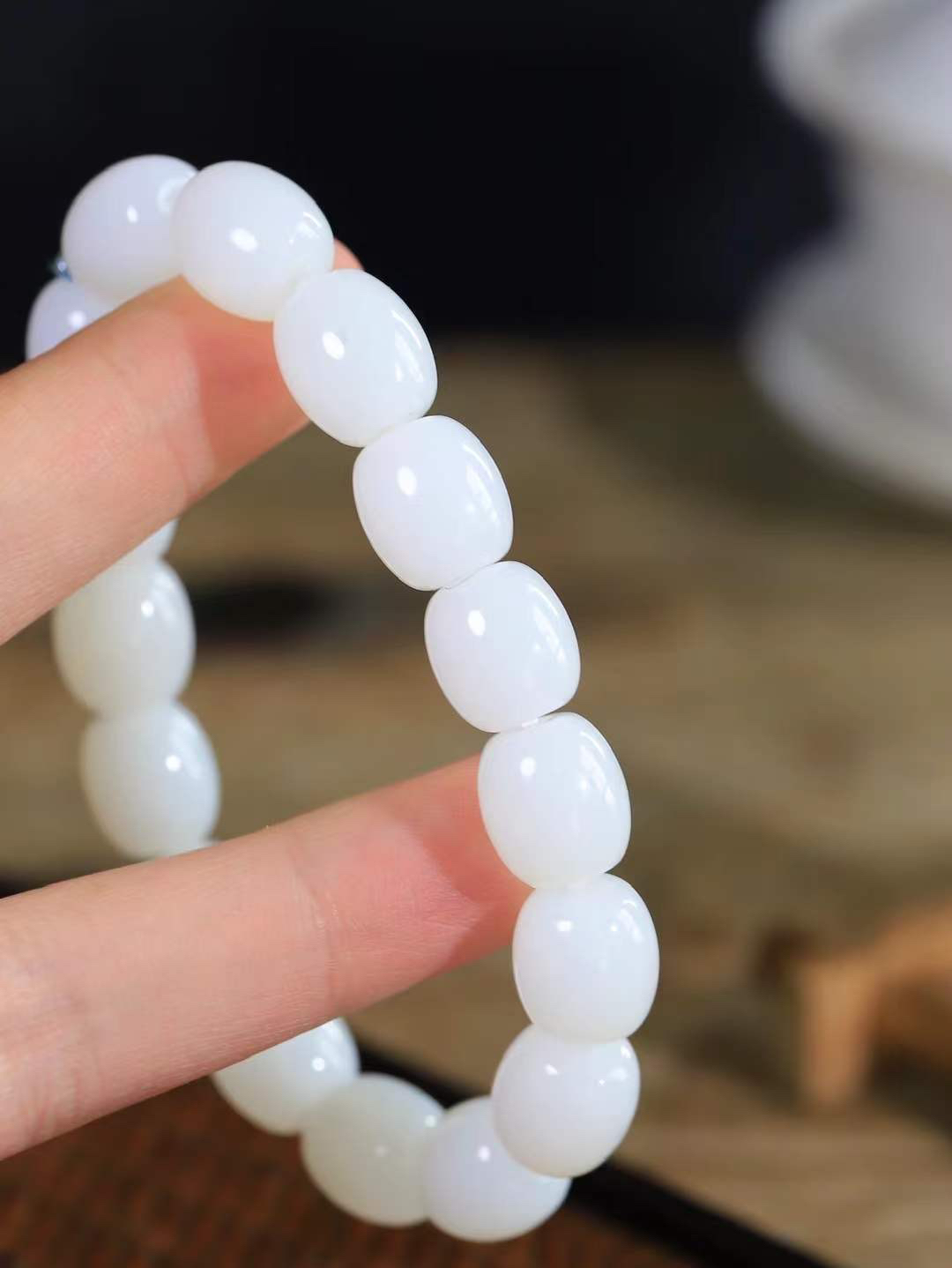 （路路通.手串）

新疆和田玉白玉手串 玉质细糯出油，成色均匀，品相好…
做工圆滑饱满大气。如清风拂袖，不经意间已是大美重50.3克   尺寸取一13.2-11.7mm   FDL-78351900