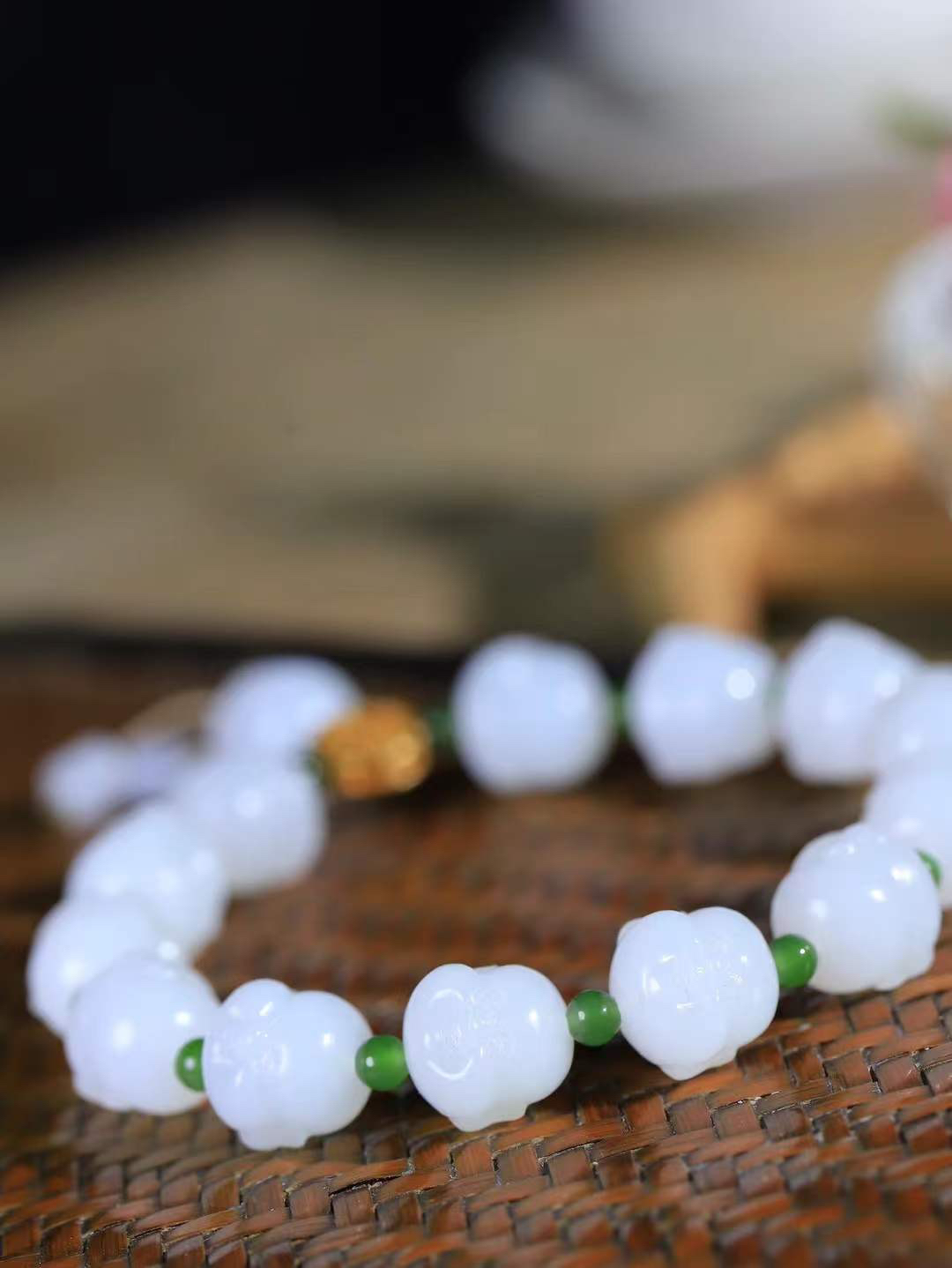 （弥勒笑佛.手串）

精品和田玉白玉弥勒佛手串，脂粉浓郁，玉质细腻温润，油性十足，颗颗精雕笑佛，笑容可掬，让人如沐春风，笑语吟吟，寓意待人宽厚，遇事大度，能屈能伸，️福佛相伴，福运连绵。给佩戴者带来平安 。尺寸取一11.5-11.7-11.3mm重37.5克FDA-80171963